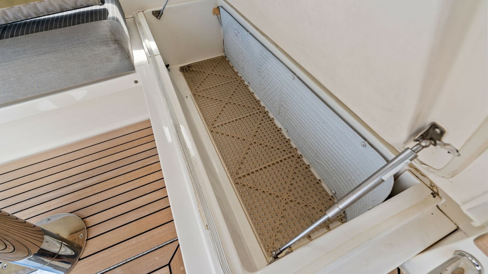 2021 Riviera 57 Enclosed Bridge - Photo 22