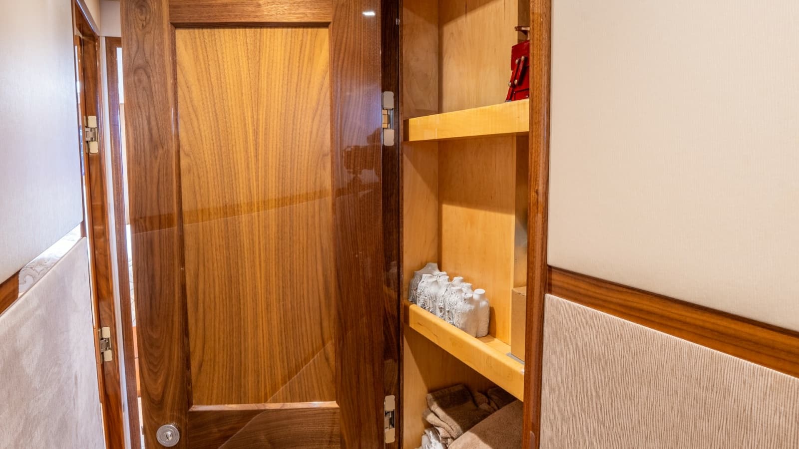 2020 Viking 92 Skybridge - Photo 60