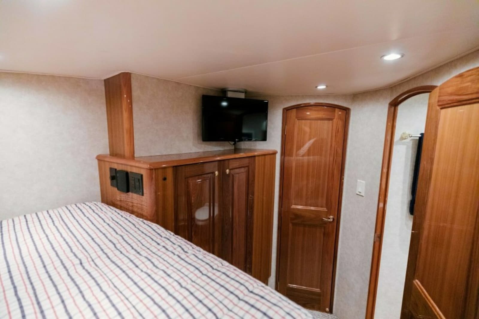 2006 Viking 74 Enclosed Bridge - Photo 16