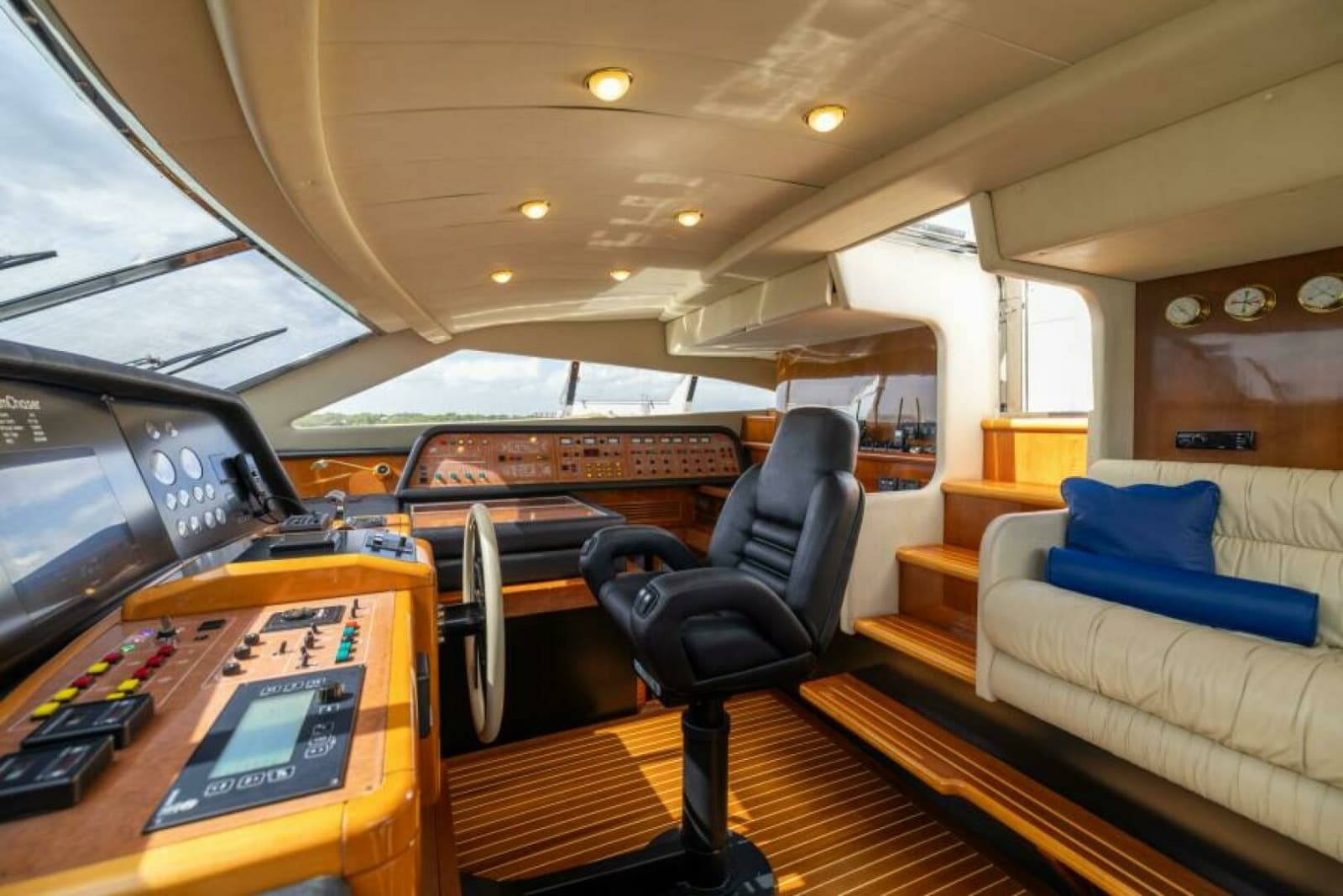 2001 Ferretti Yachts 94 Raised Pilothouse - Photo 31