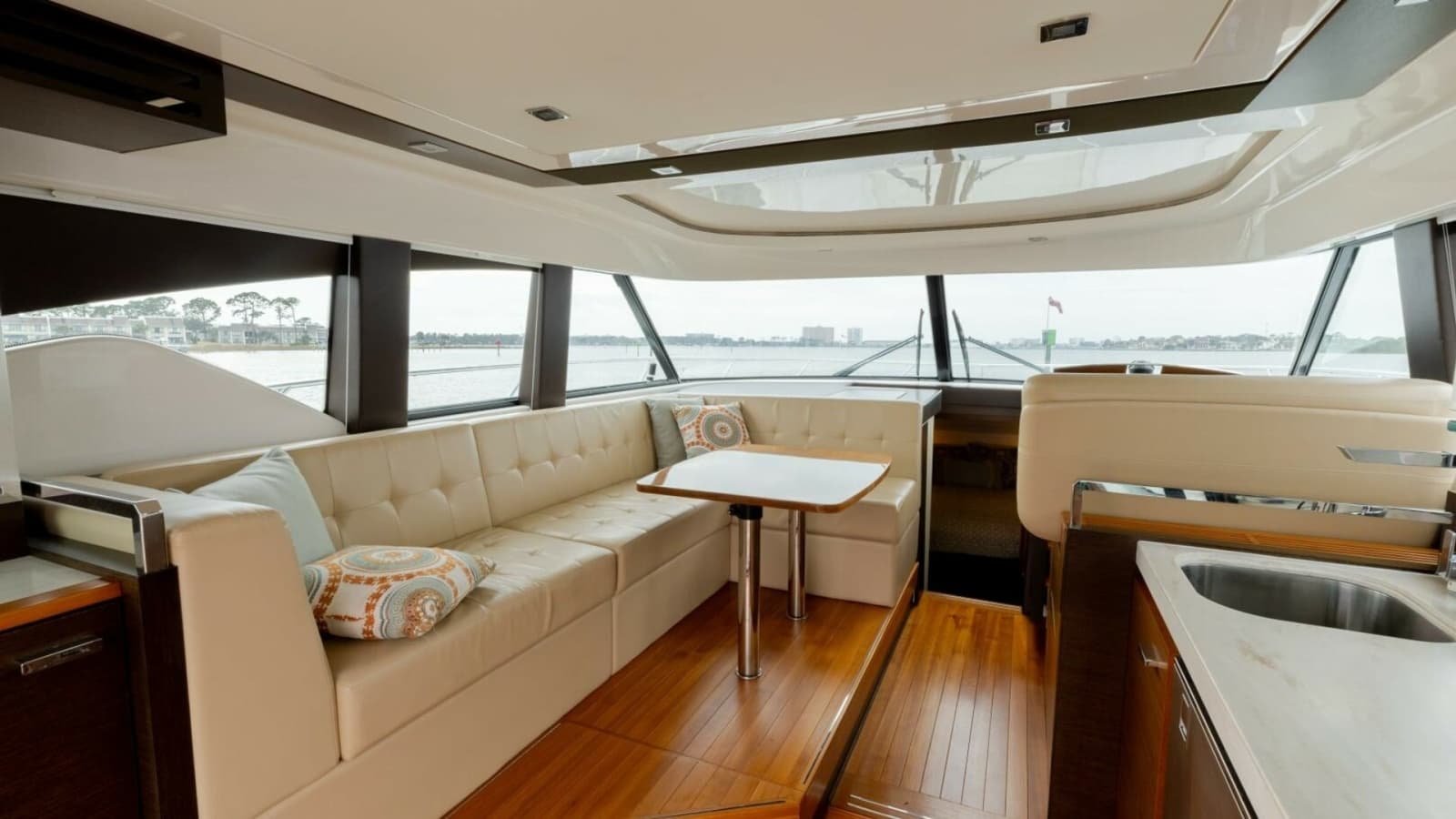 2015 Tiara Yachts 44 Coupe - Photo 9