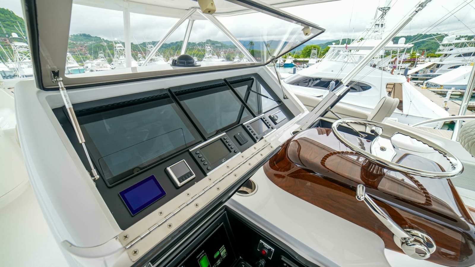 2023 Viking 72 Convertible - Photo 20
