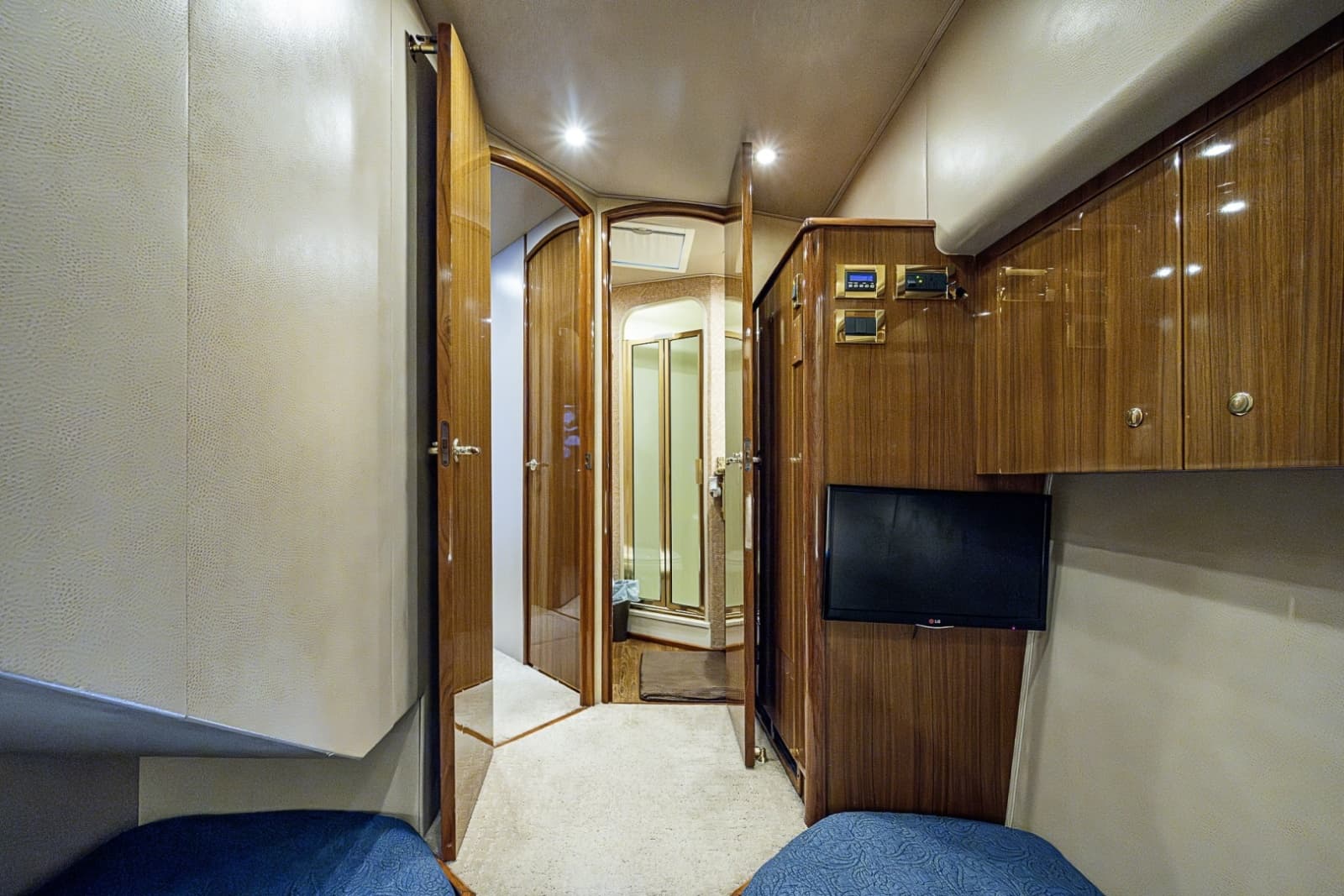 2007 Viking 64 Convertible - Photo 83