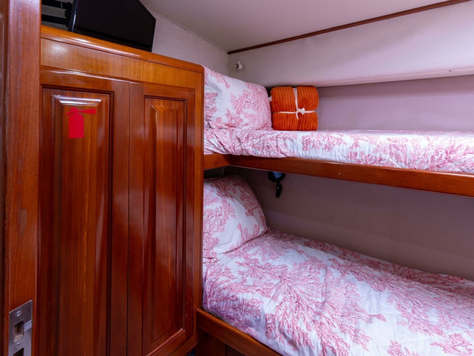 1998 Viking 58 Convertible - Photo 32