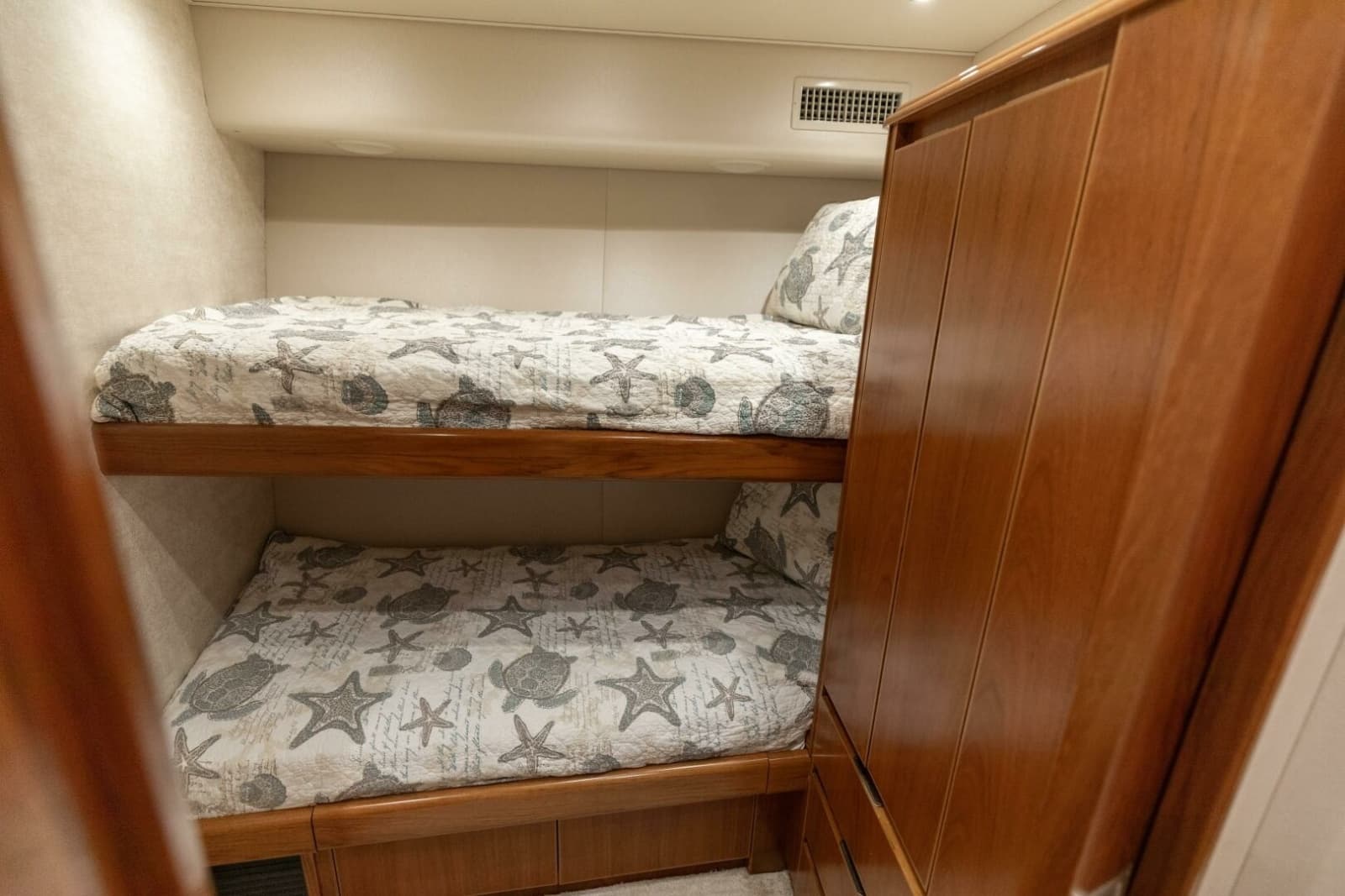 2015 Viking 70 Convertible - Photo 45