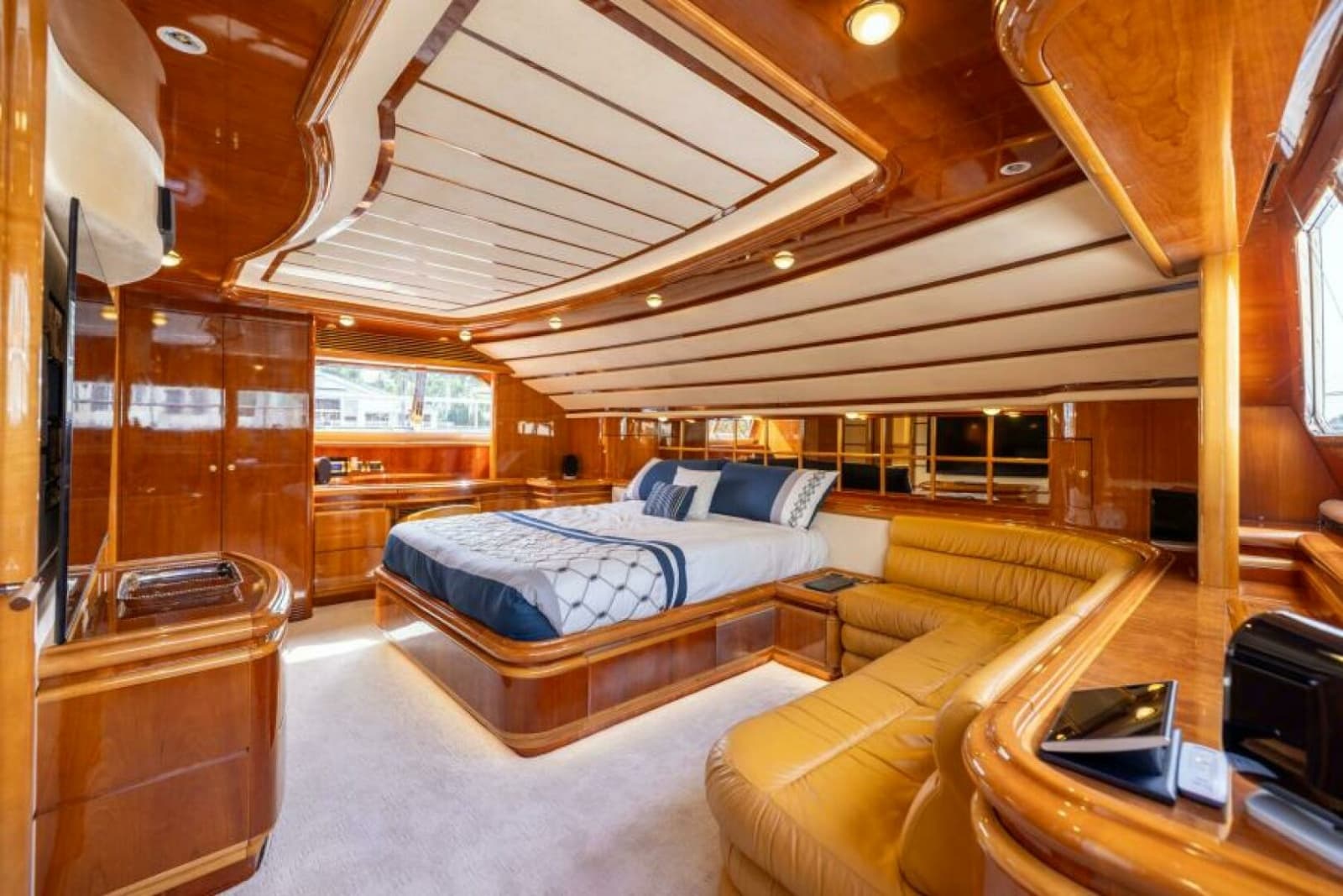 2001 Ferretti Yachts 94 Raised Pilothouse - Photo 16