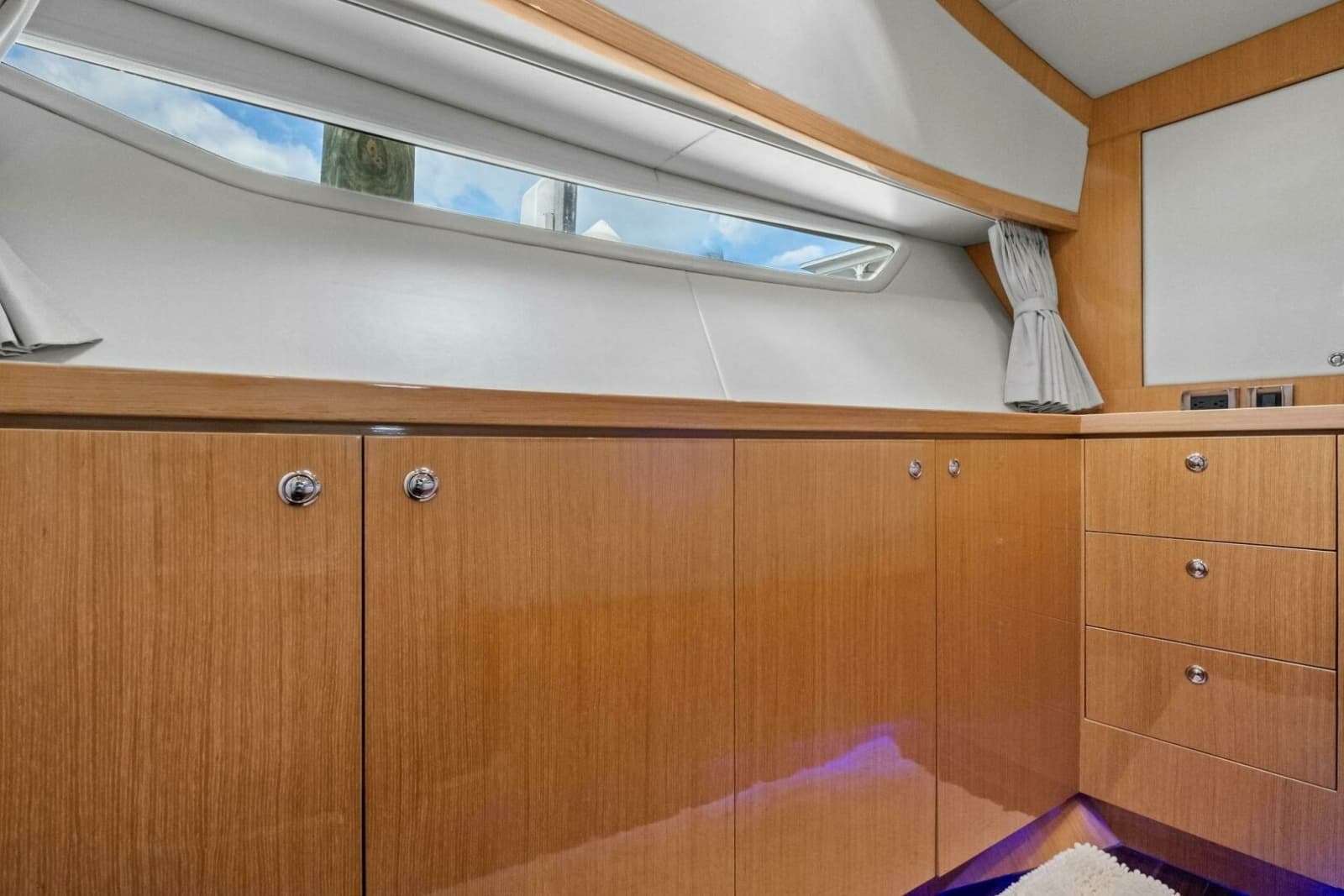2018 Mares 47 Outboard Express Catamaran - Photo 33