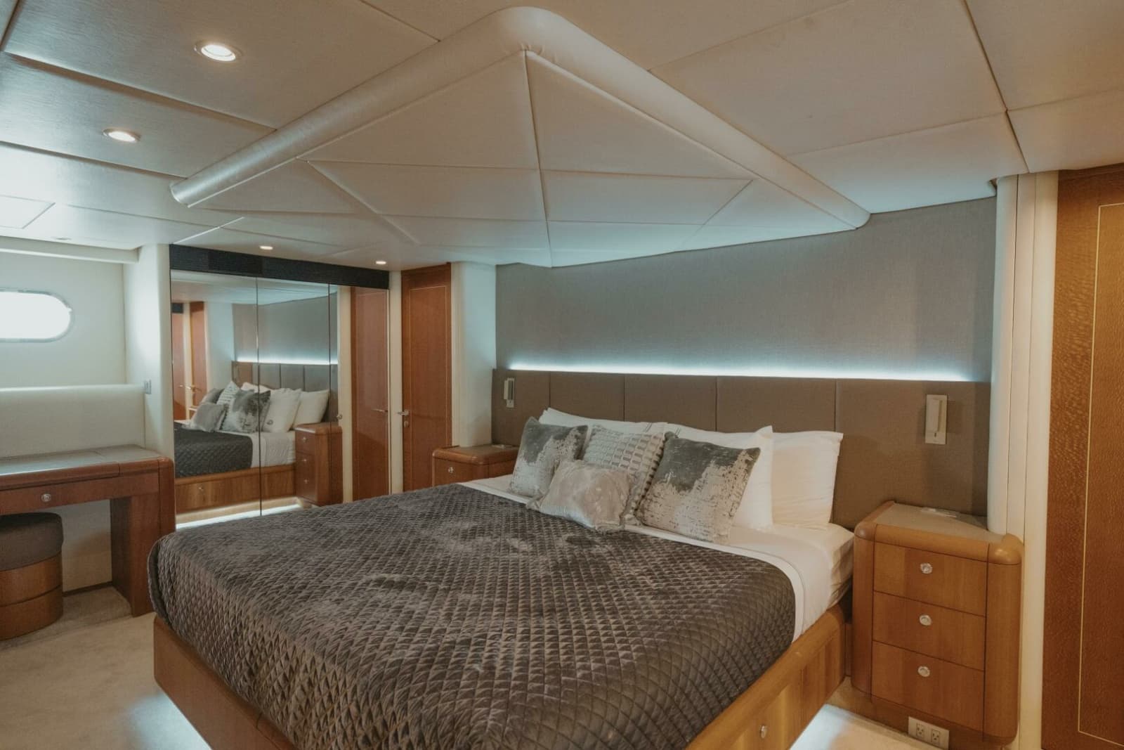 1996 Oceanfast 87 Enclosed Bridge Sportfish - Photo 12