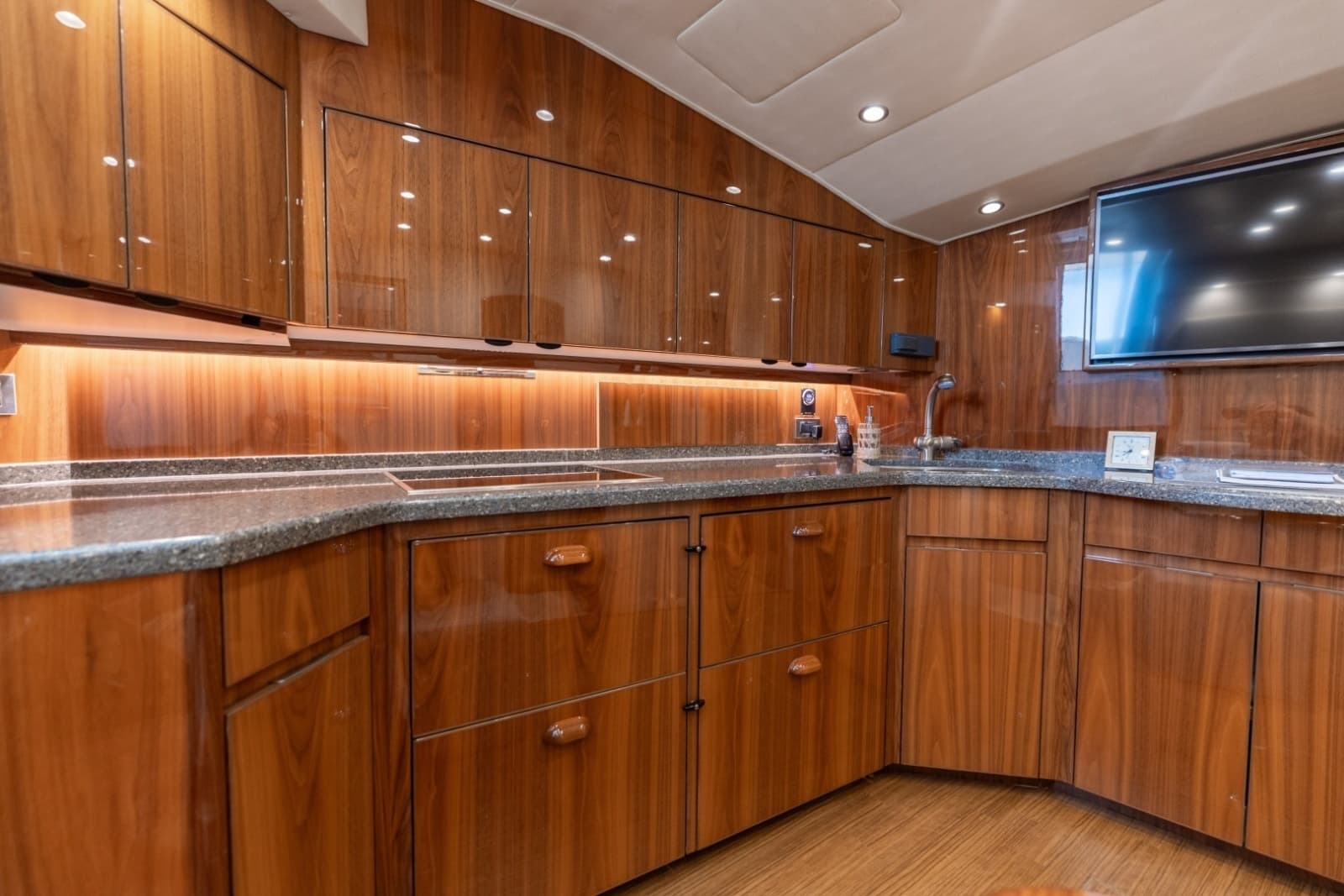 2018 Viking 52 Sport Tower - Photo 23