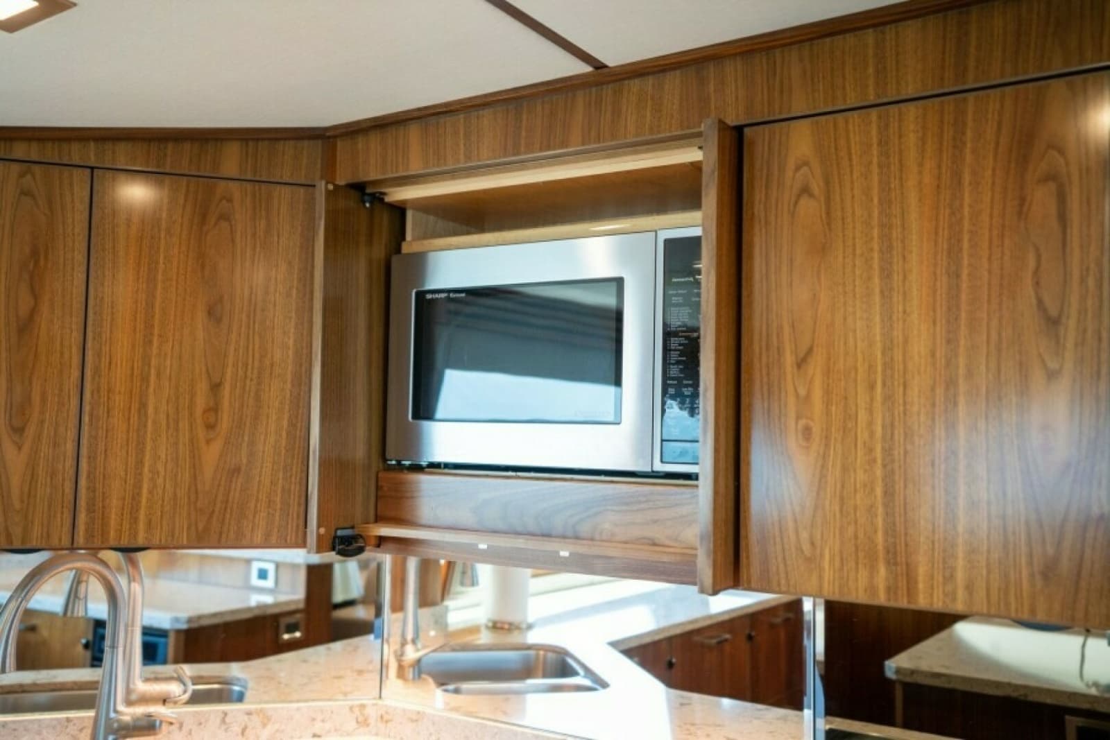 2018 Viking 72 Convertible - Photo 32