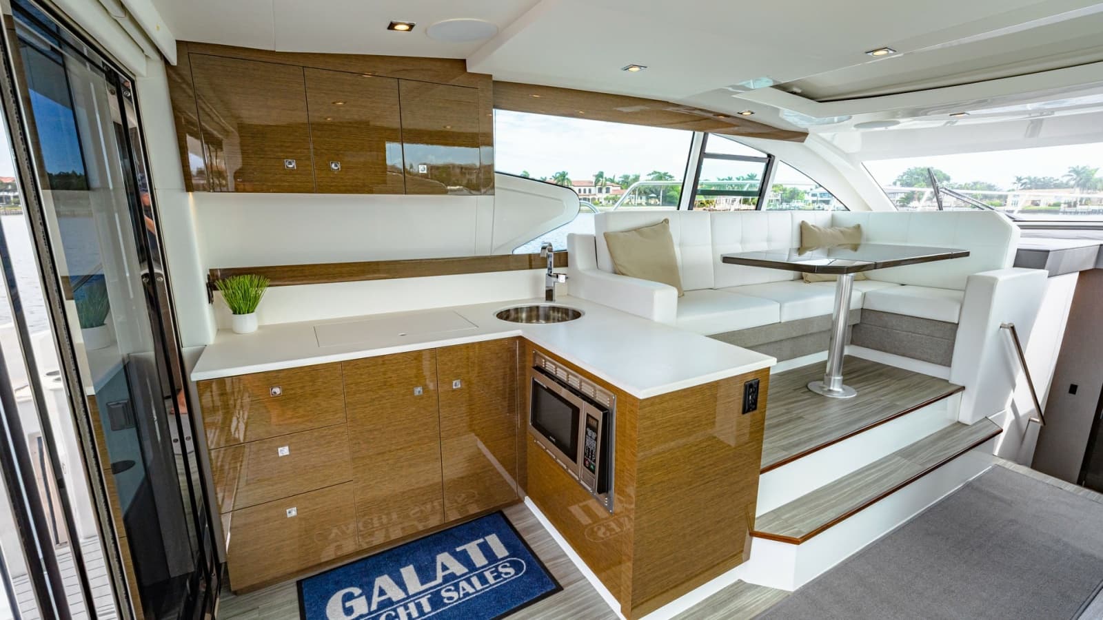 2019 Cruisers Yachts Cantius 46 - Photo 10