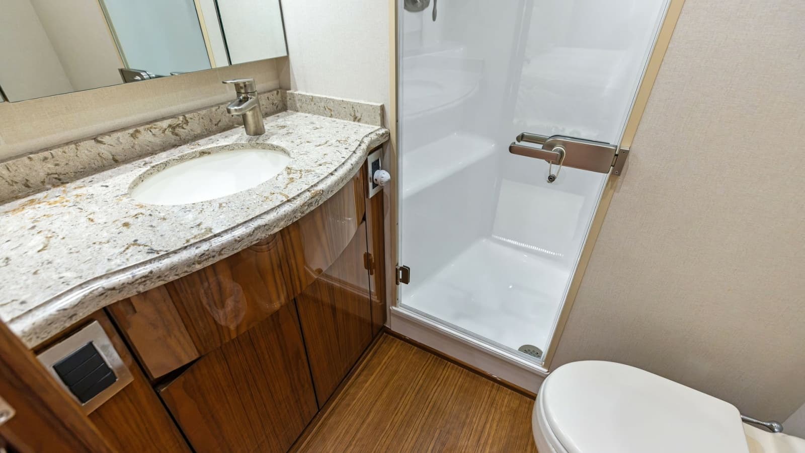 2018 Viking 62 Enclosed Bridge - Photo 42