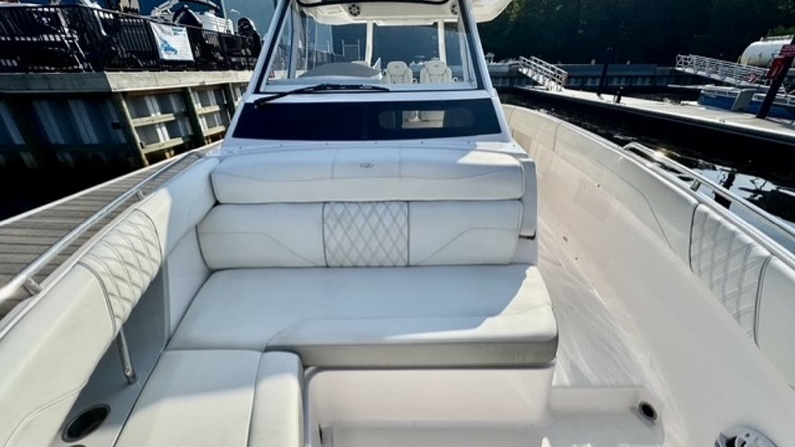 2021 Regal 33 SAV - Photo 19