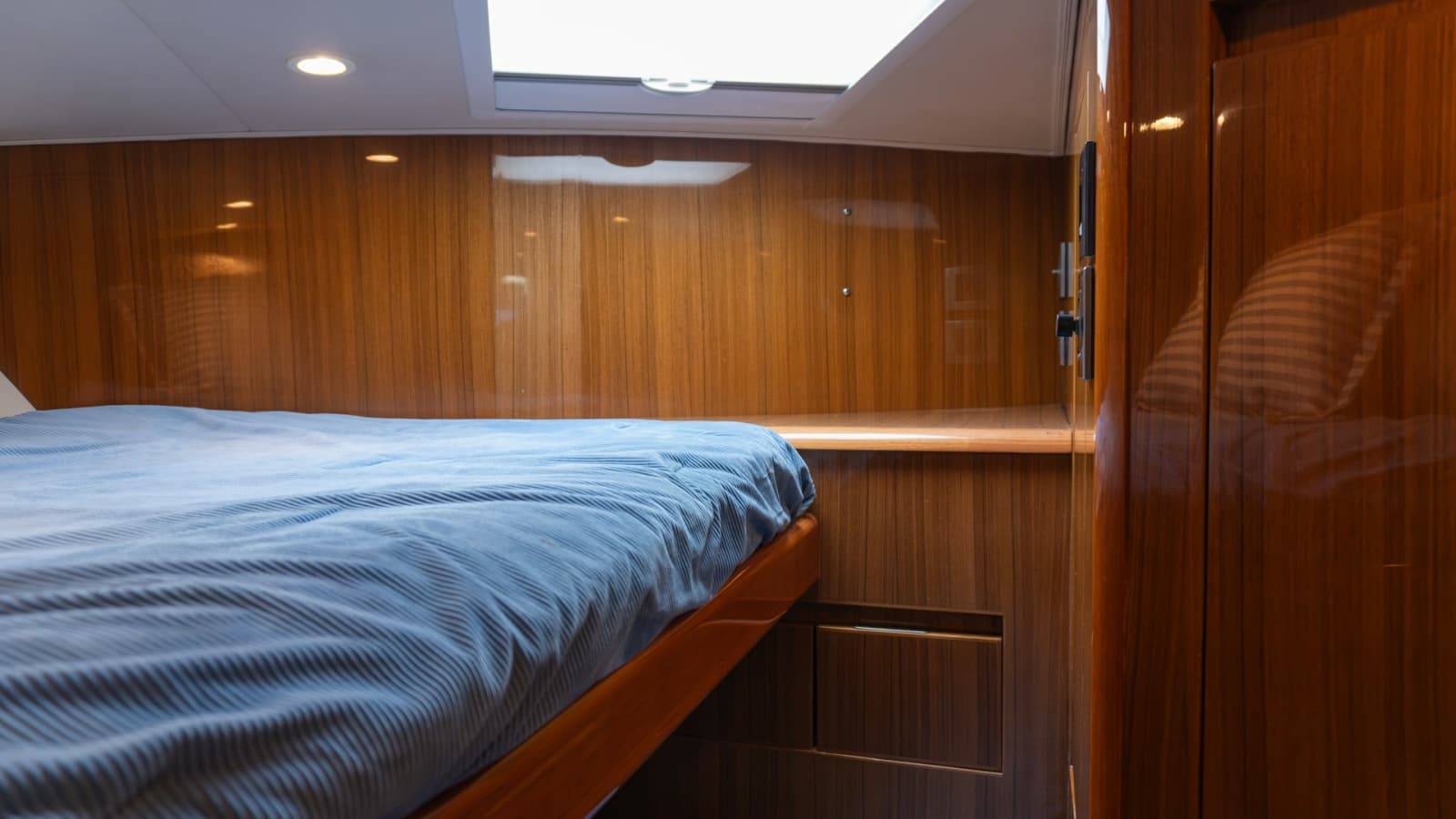 2009 Viking 50 Convertible - Photo 30