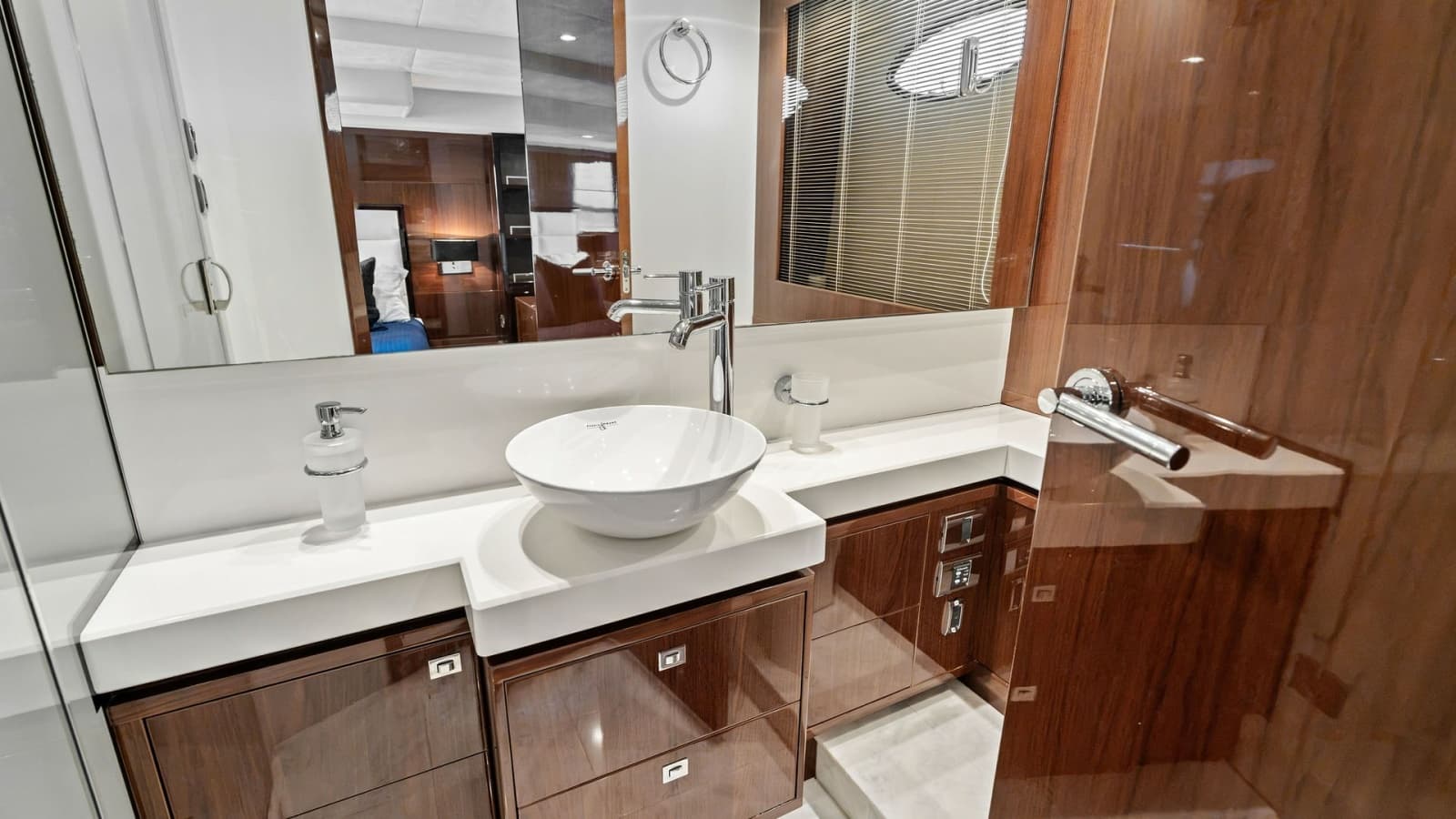 2016 Princess 64 Flybridge - Photo 40