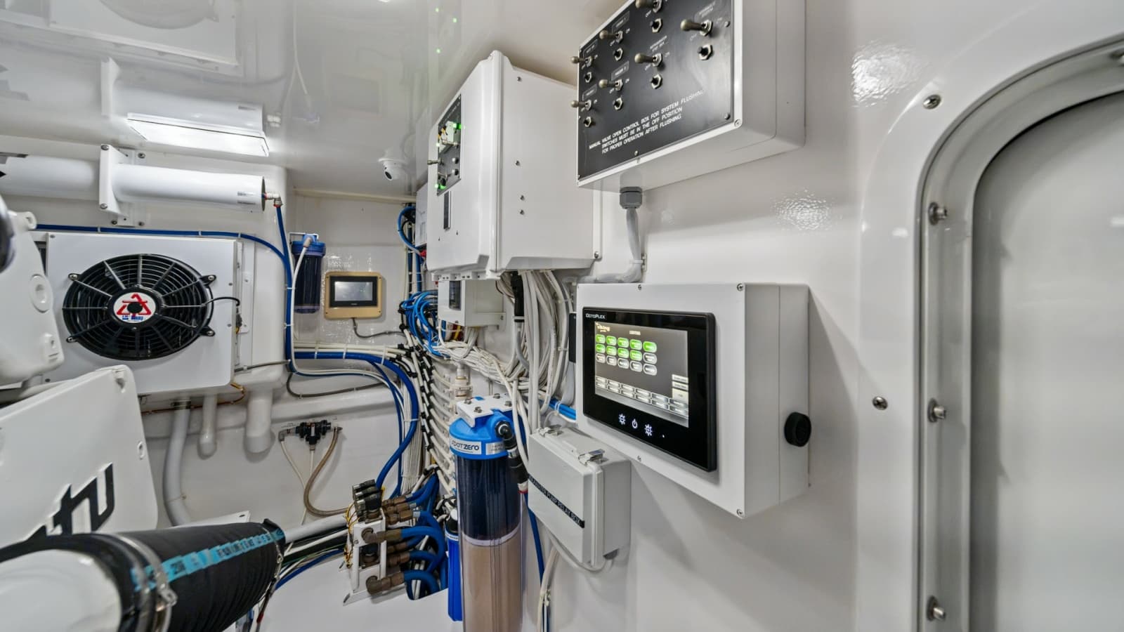 2021 Viking 72 Enclosed Bridge - Photo 61