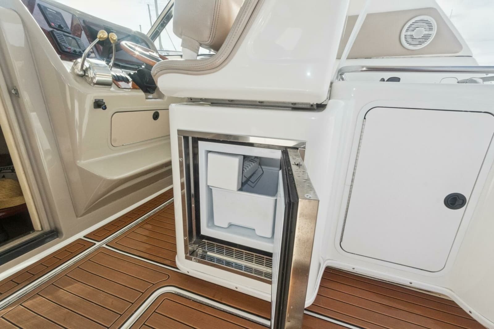 2000 Sea Ray 370 Express Cruiser - Photo 28