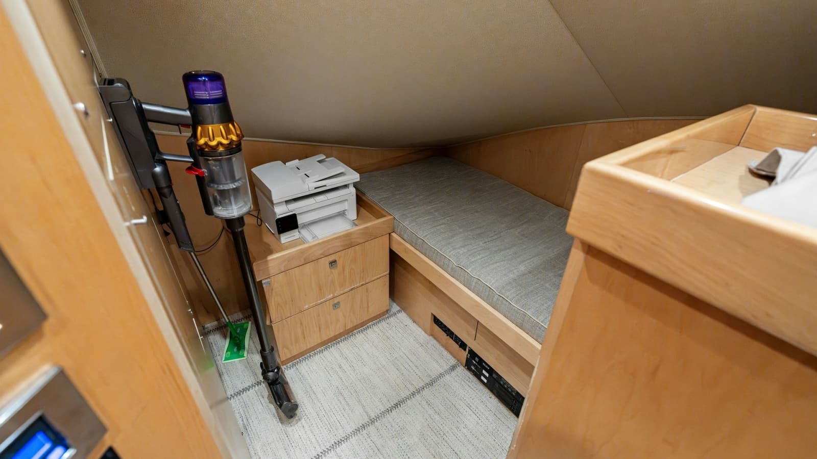 2016 Viking 80 Enclosed Bridge - Photo 28