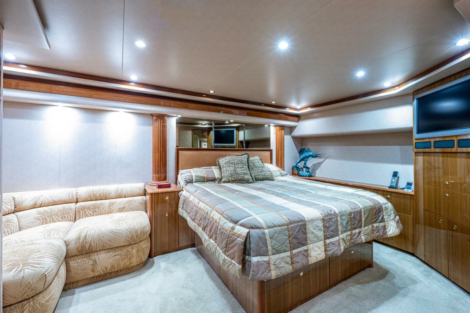 2005 Viking 74 Convertible - Photo 12