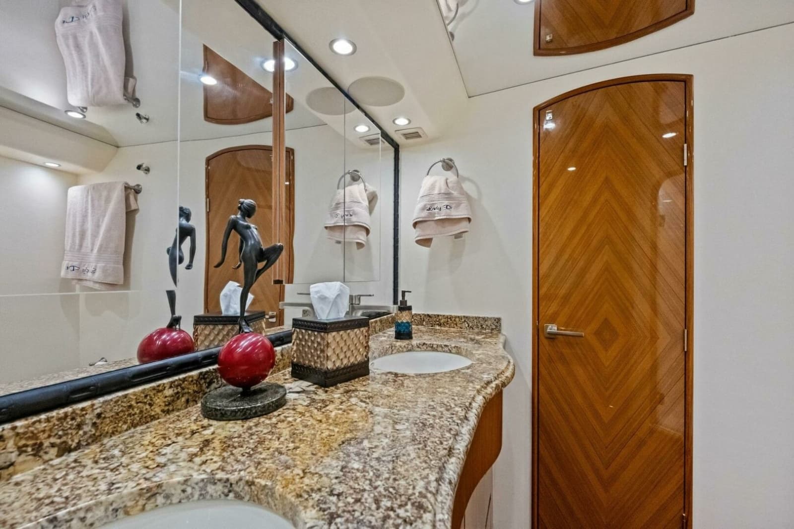 2012 Viking 82 Convertible - Photo 61