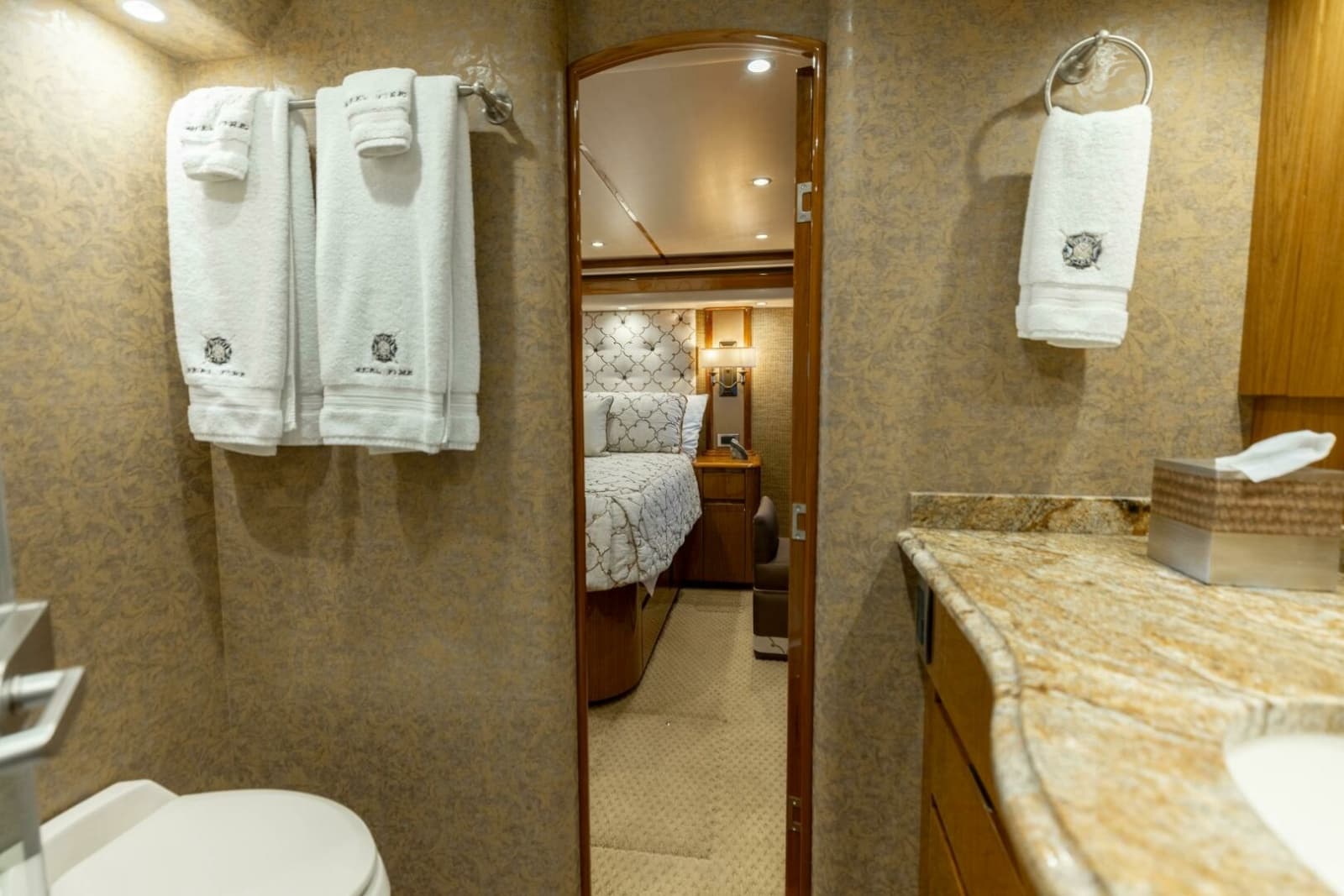 2013 Viking 76 Convertible - Photo 32