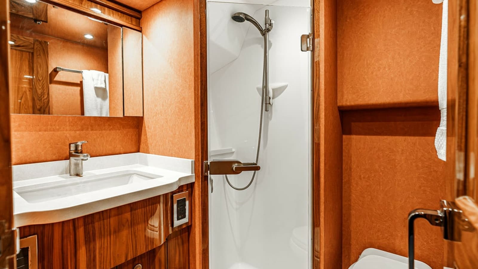 2019 Viking 80 Skybridge - Photo 38