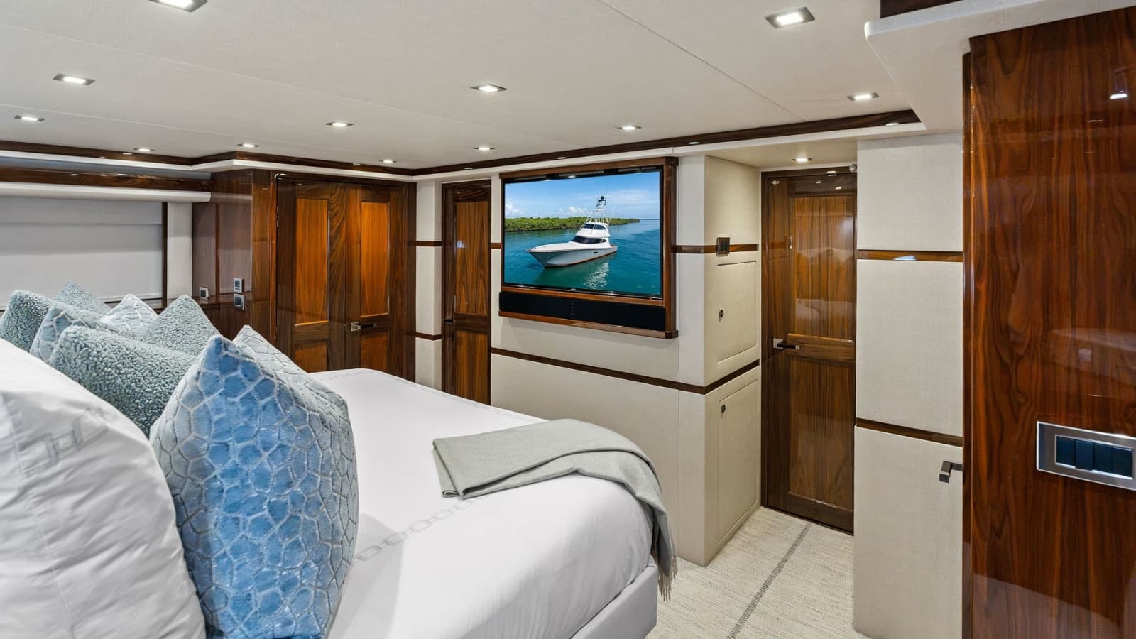 2016 Viking 80 Enclosed Bridge - Photo 37
