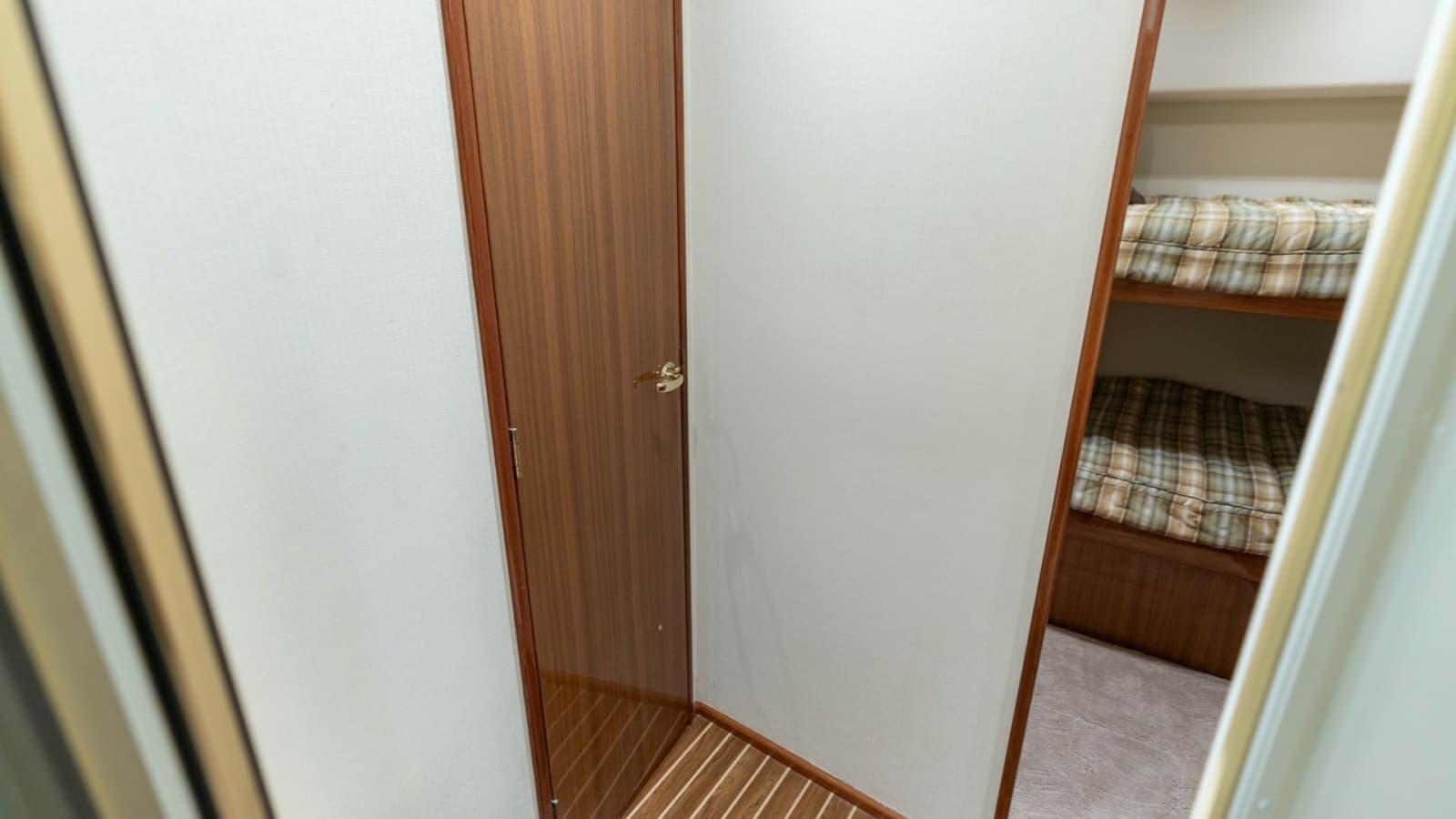2007 Viking 45 Convertible - Photo 31