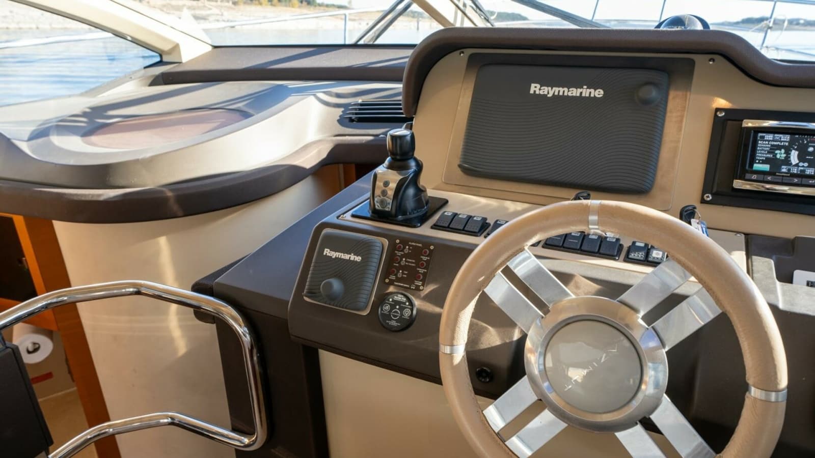 2013 Azimut 40 Flybridge - Photo 31