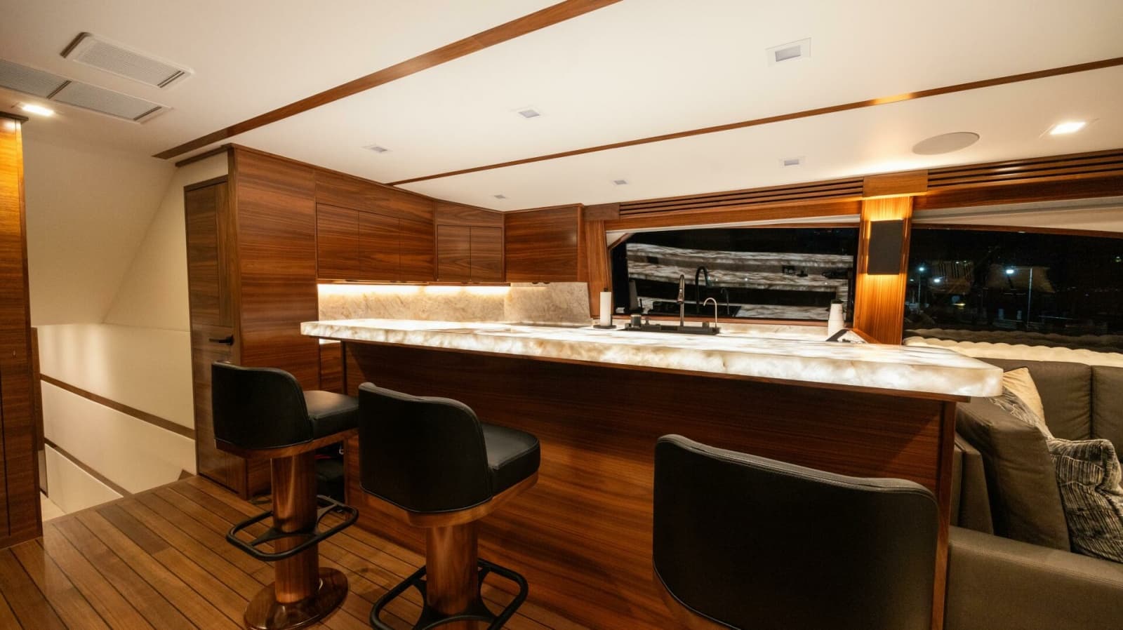 2025 Viking 82 Convertible - Photo 8