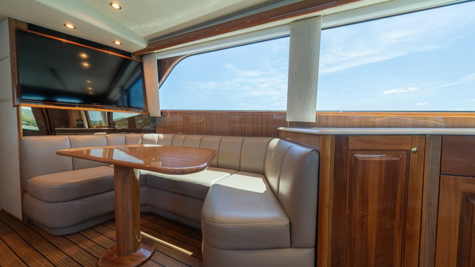 2005 Viking 61 Convertible - Photo 14