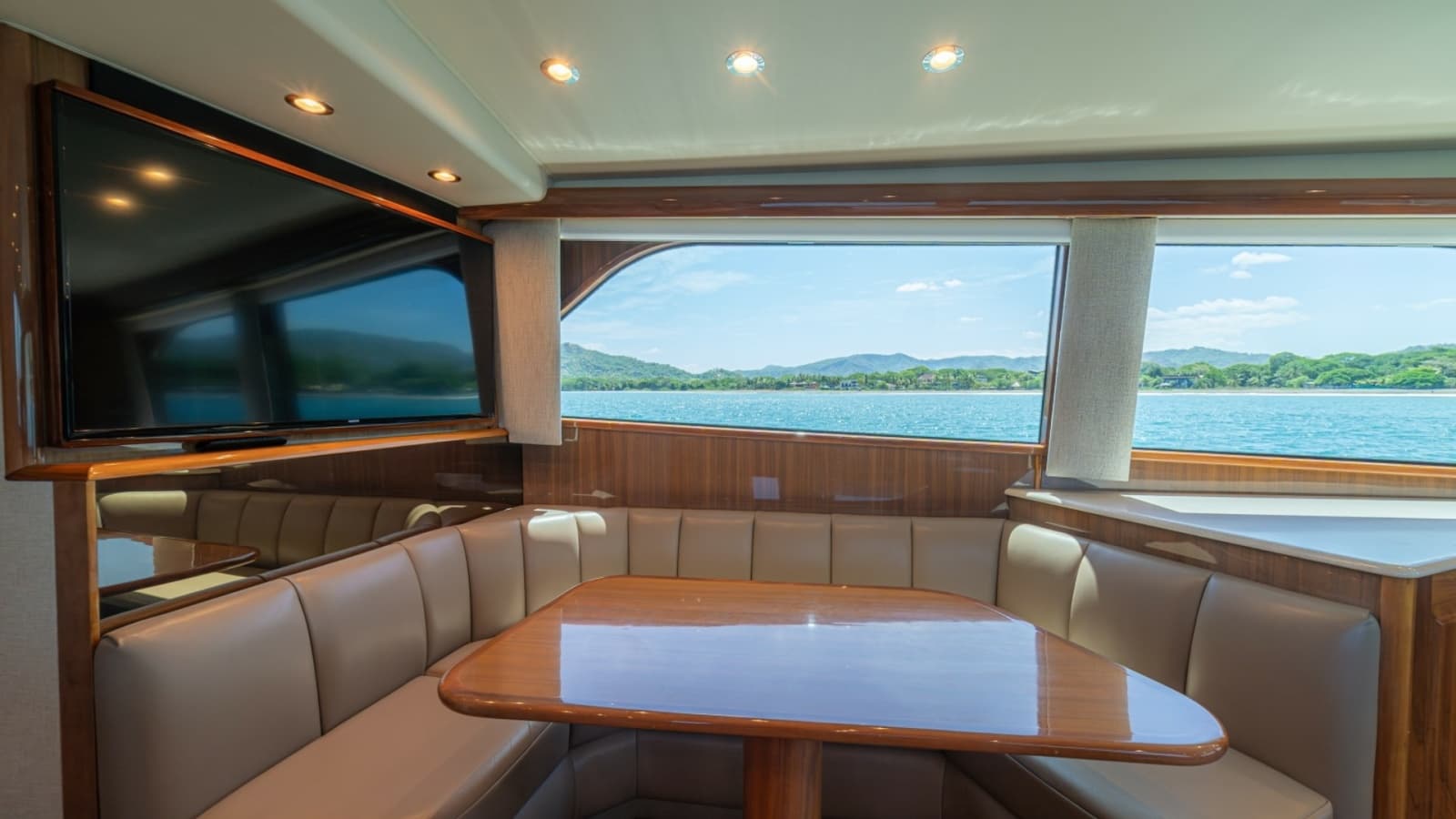 2005 Viking 61 Convertible - Photo 15