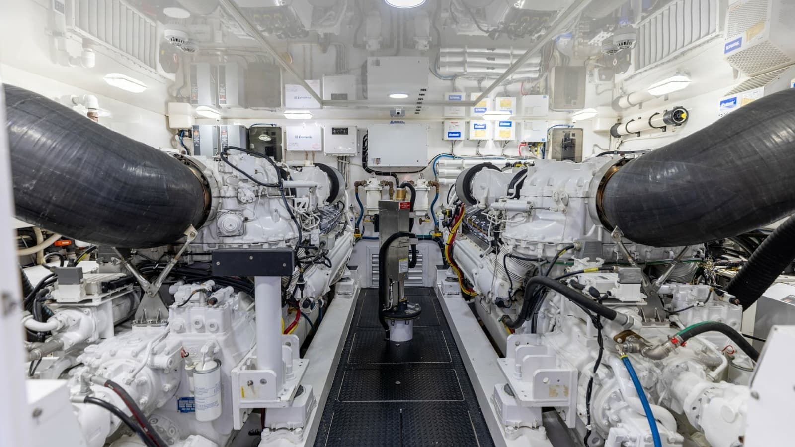 2016 Viking 80 Convertible - Photo 55
