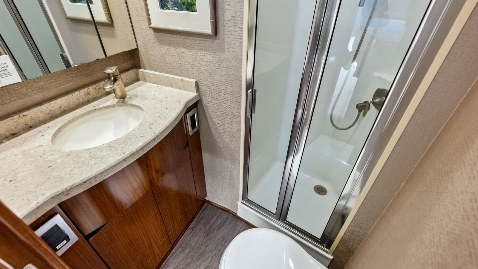 2018 Viking 62 Convertible - Photo 27