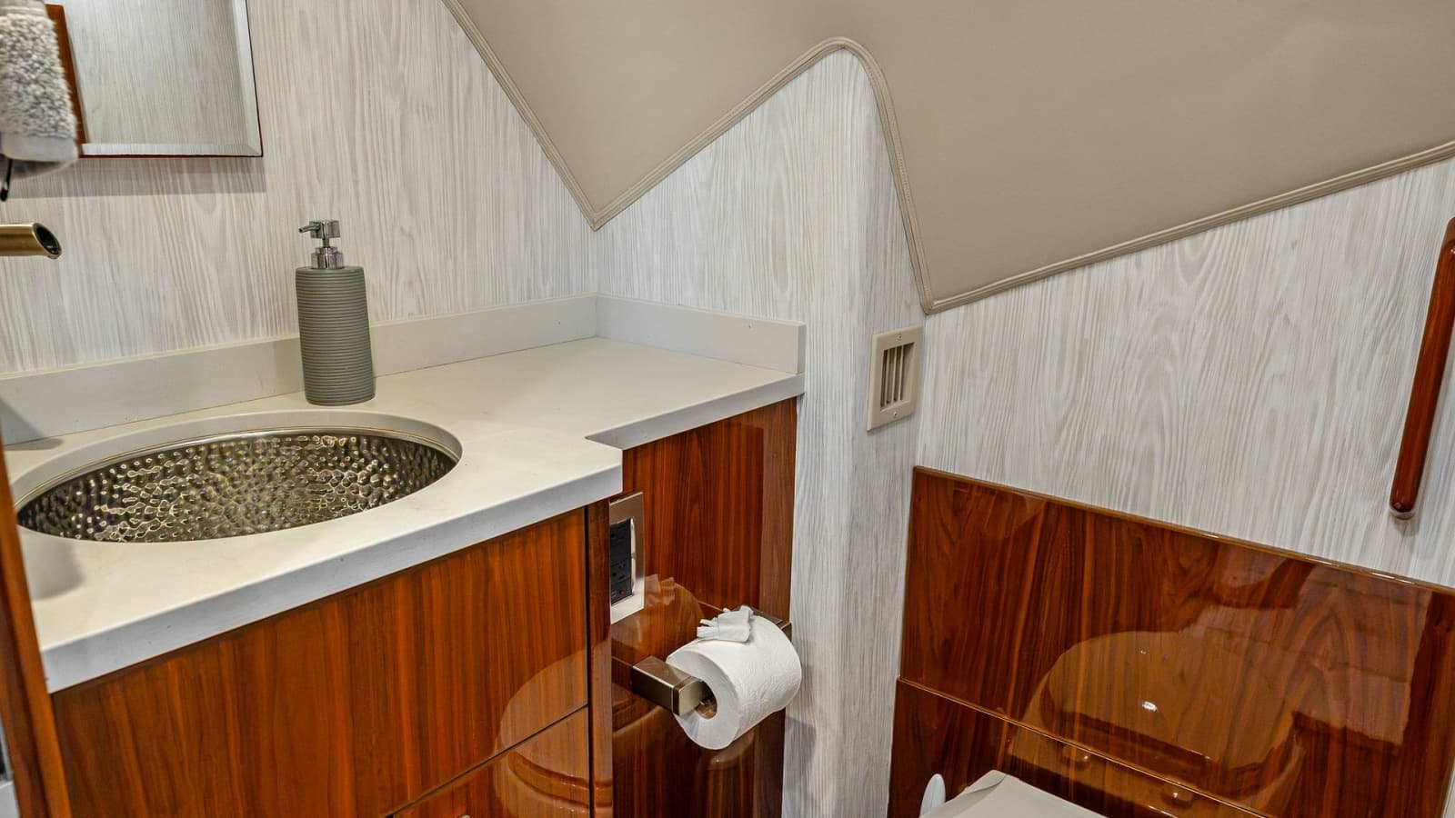 2016 Viking 80 Enclosed Bridge - Photo 26