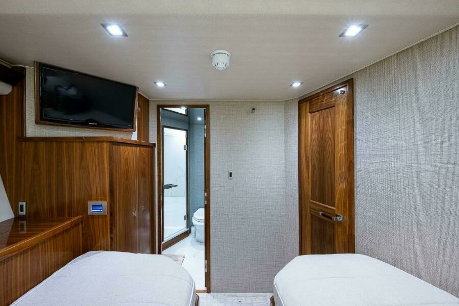 2017 Viking 75 Motoryacht - Photo 37