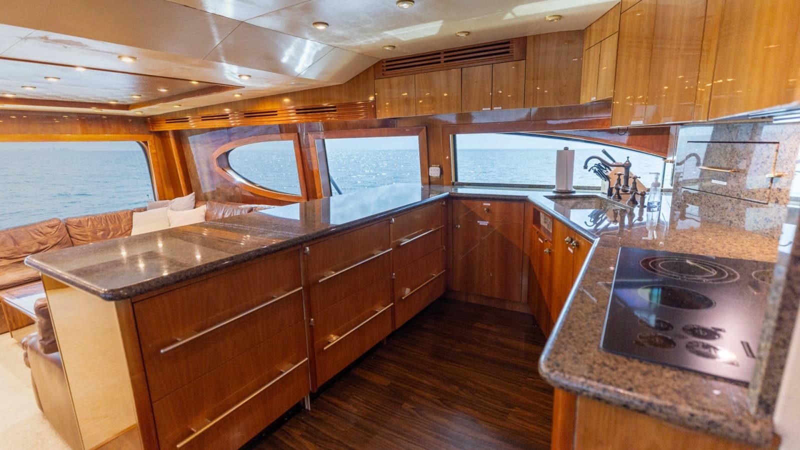 2007 Hatteras 68 Convertible - Photo 15