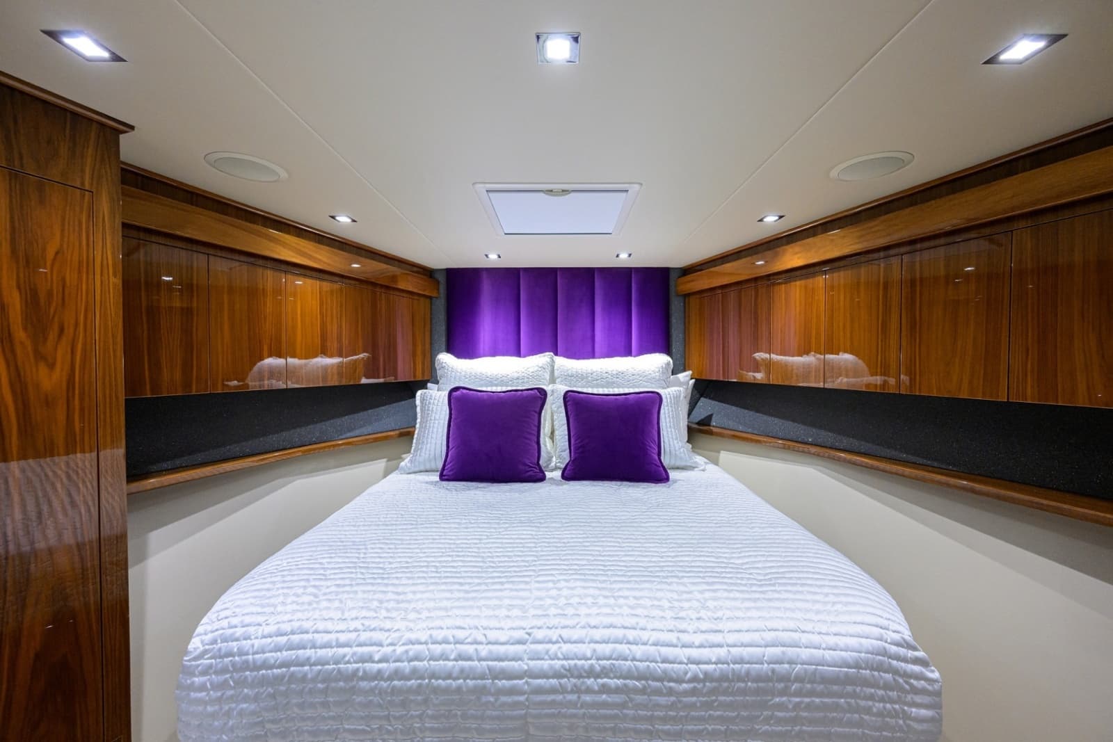 2023 Viking 80 Skybridge - Photo 18