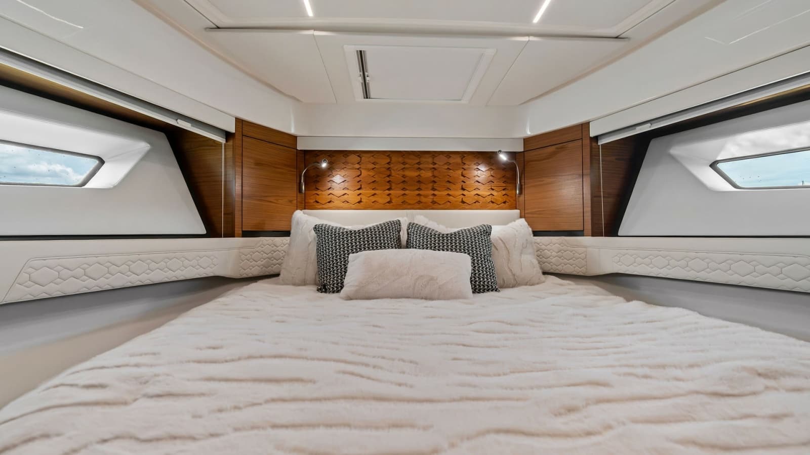 2025 Tiara Yachts 48LE - Photo 58