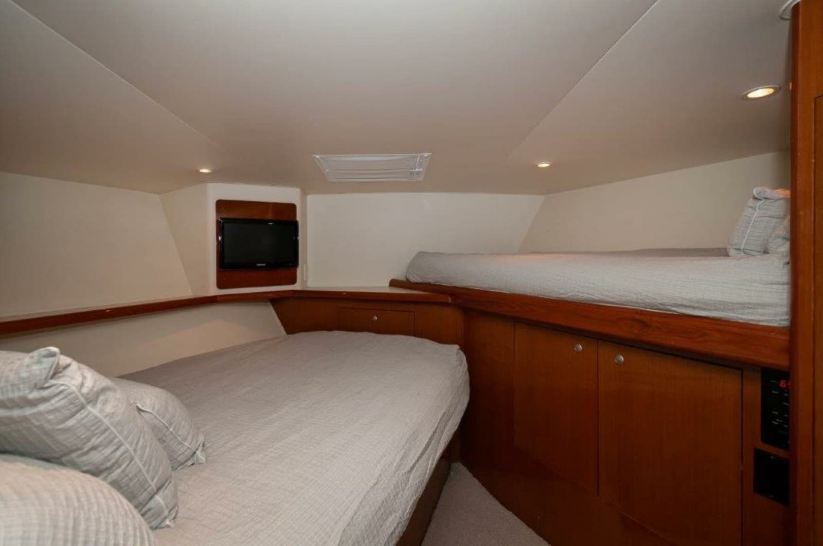 2001 Viking 61 Convertible - Photo 20