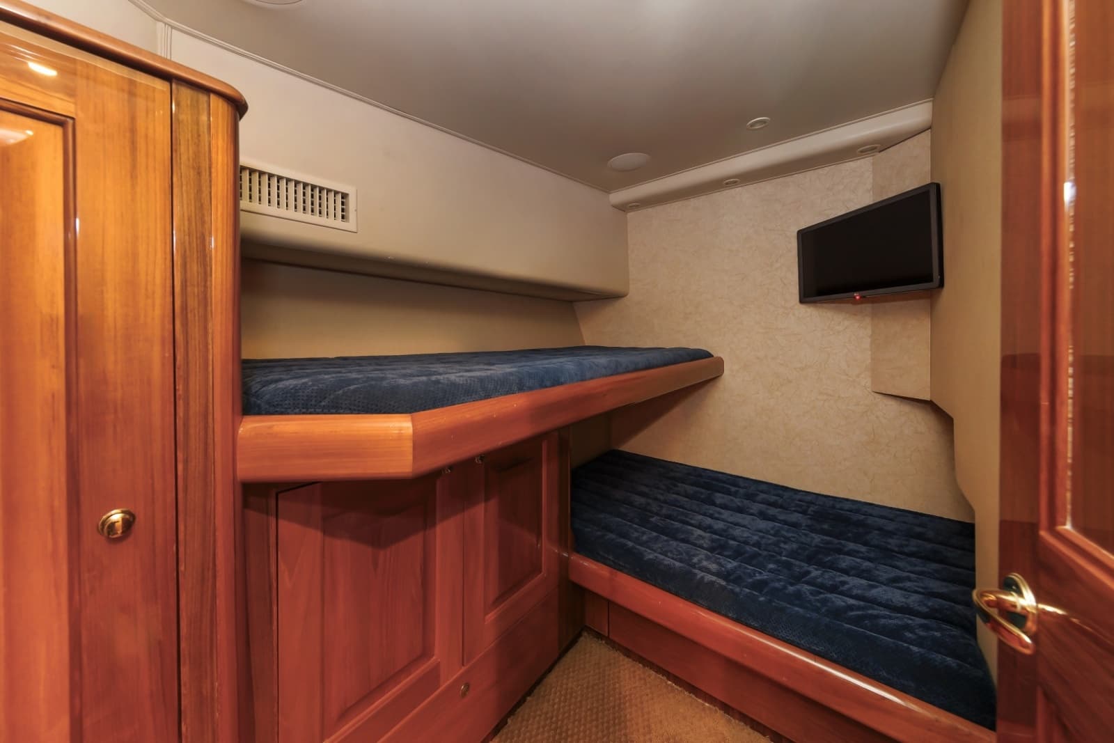 2005 Viking 61 Convertible - Photo 9
