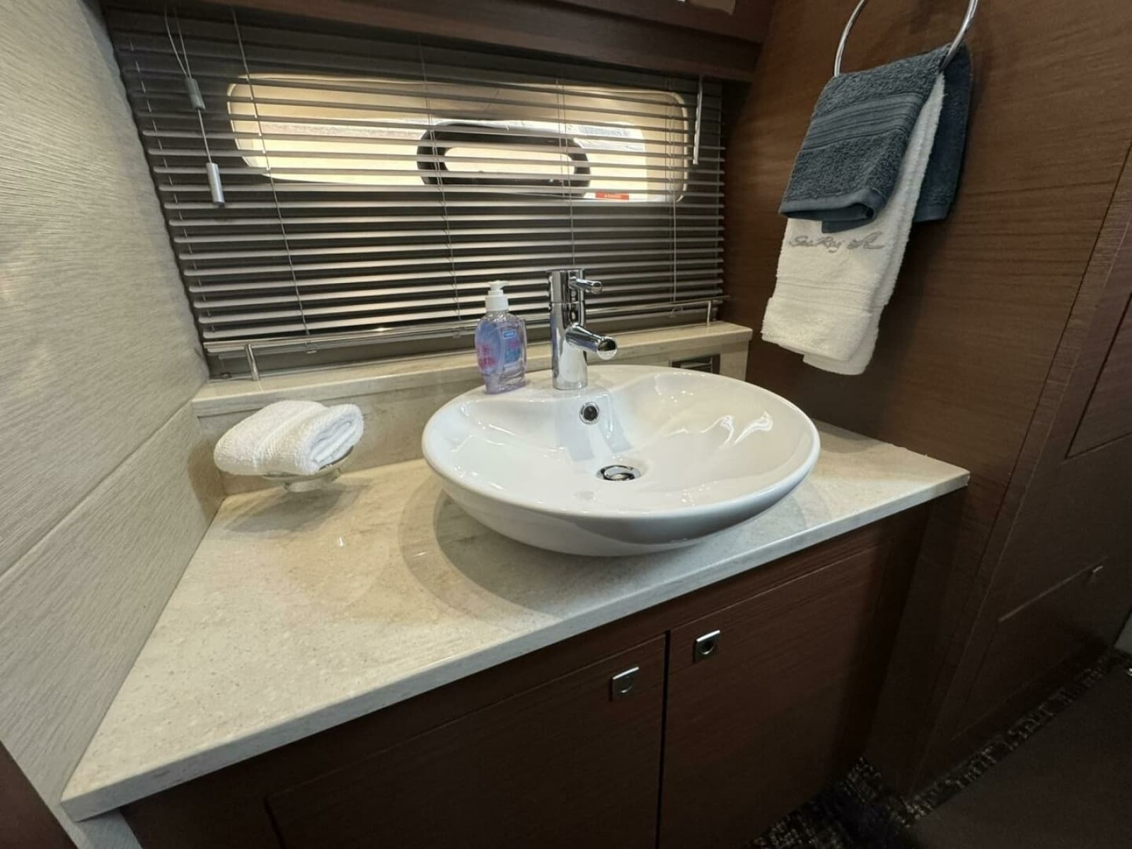2016 Sea Ray 470 Sundancer - Photo 22