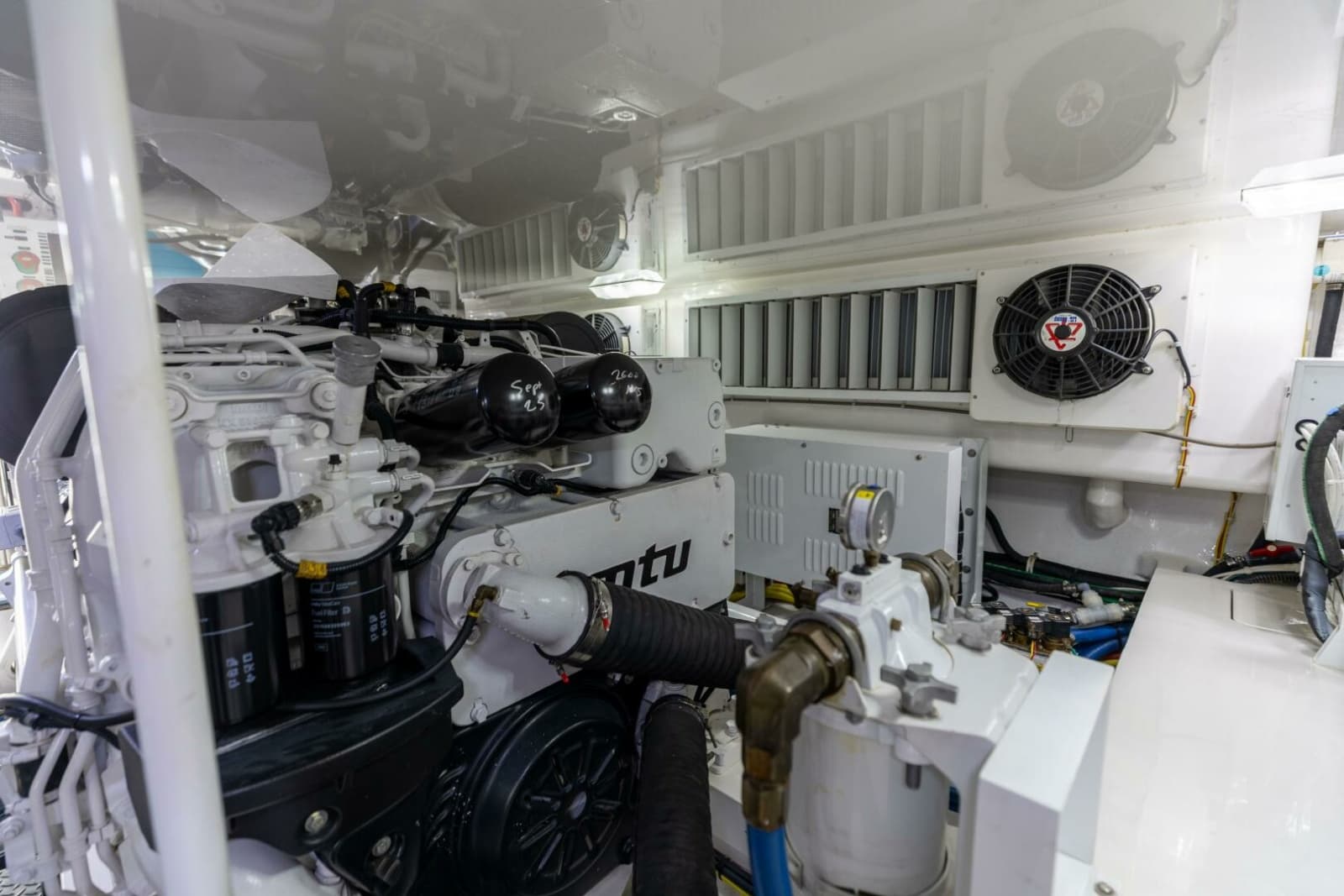 2020 Viking 62 Convertible - Photo 47