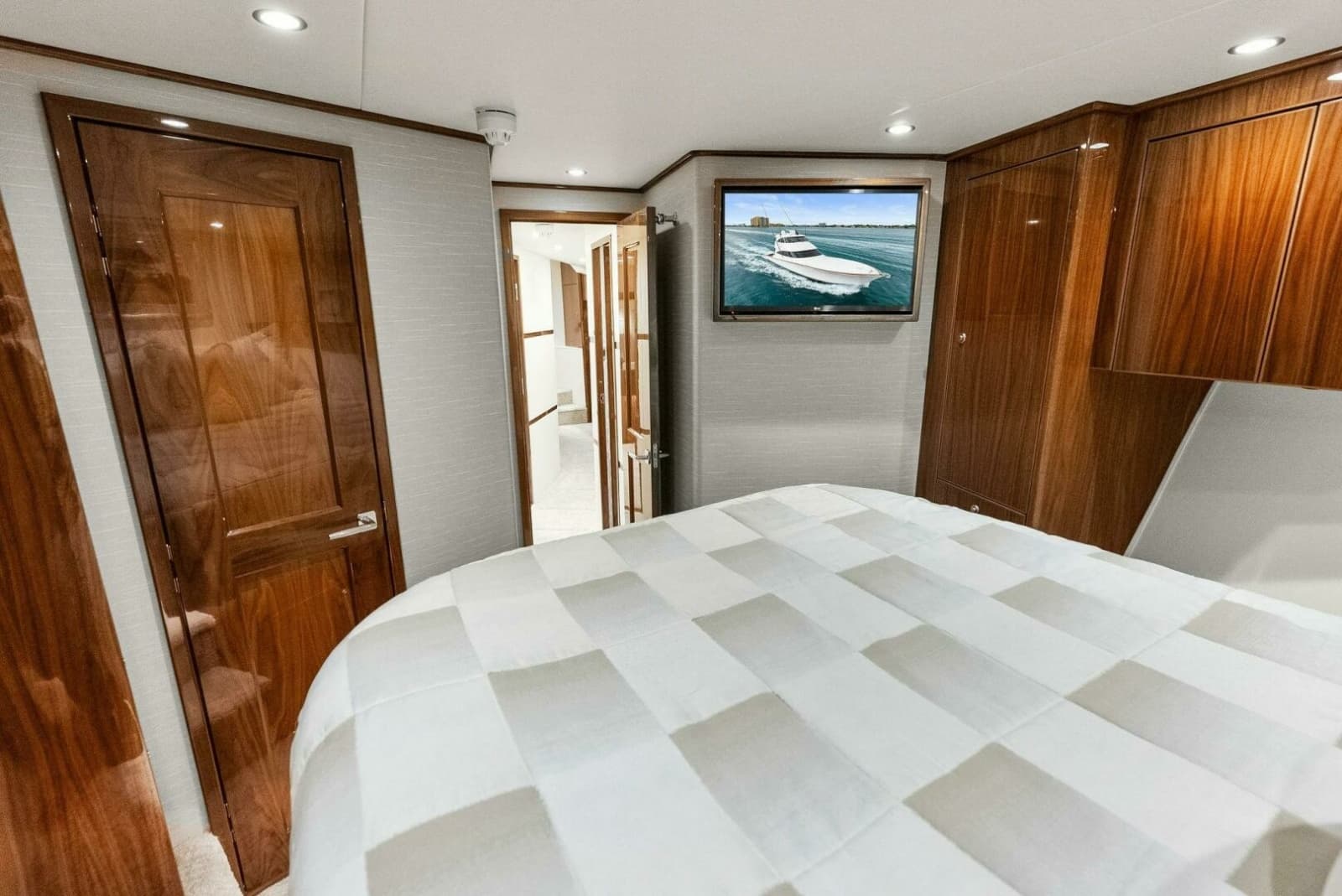 2022 Viking 68 Enclosed Bridge - Photo 37