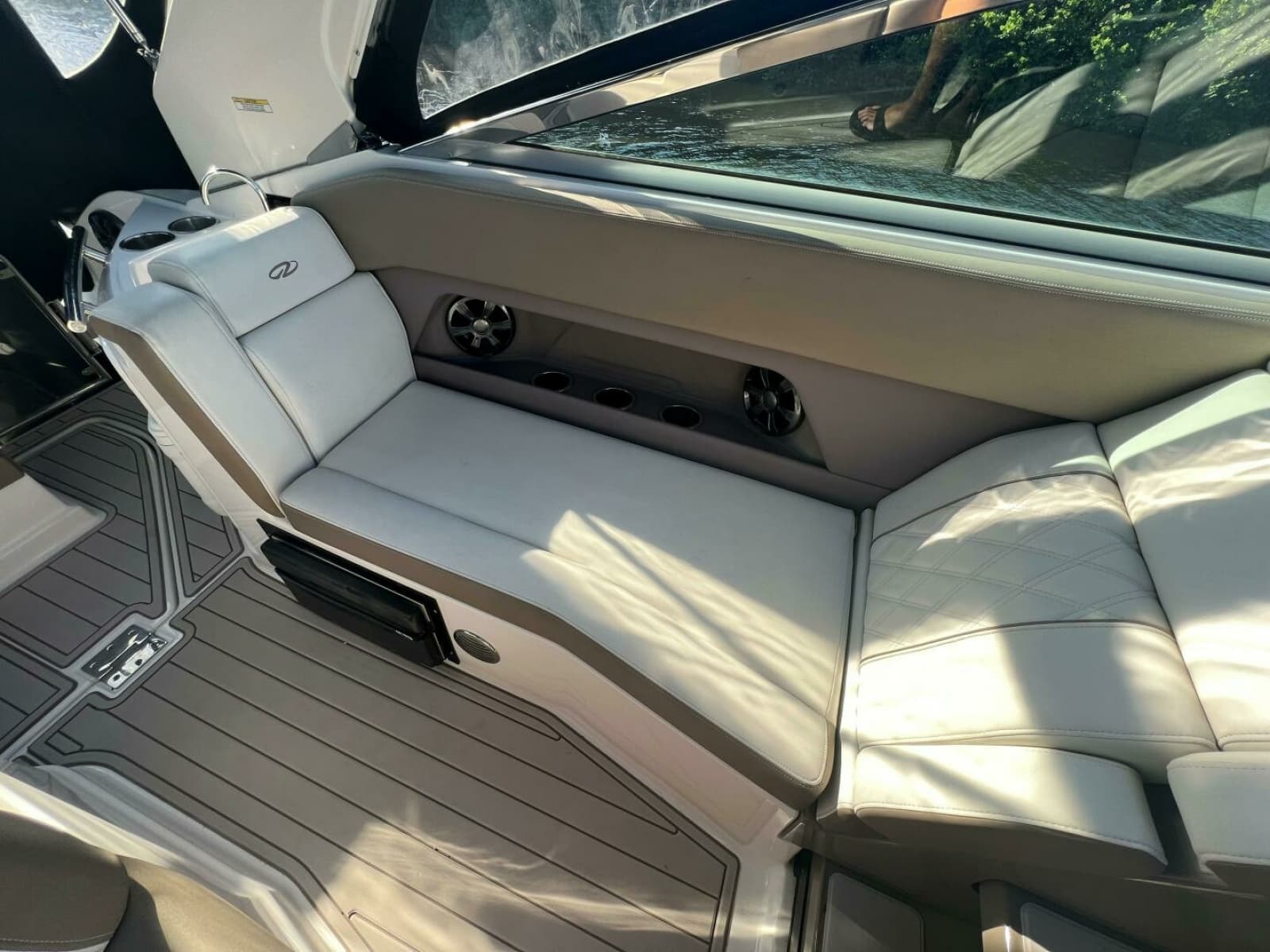 2018 Regal 28 Express - Photo 7