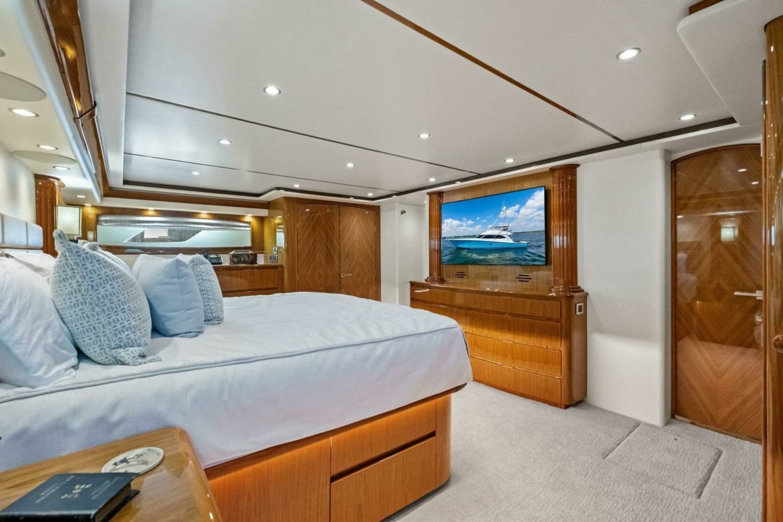 2012 Viking 82 Convertible - Photo 45