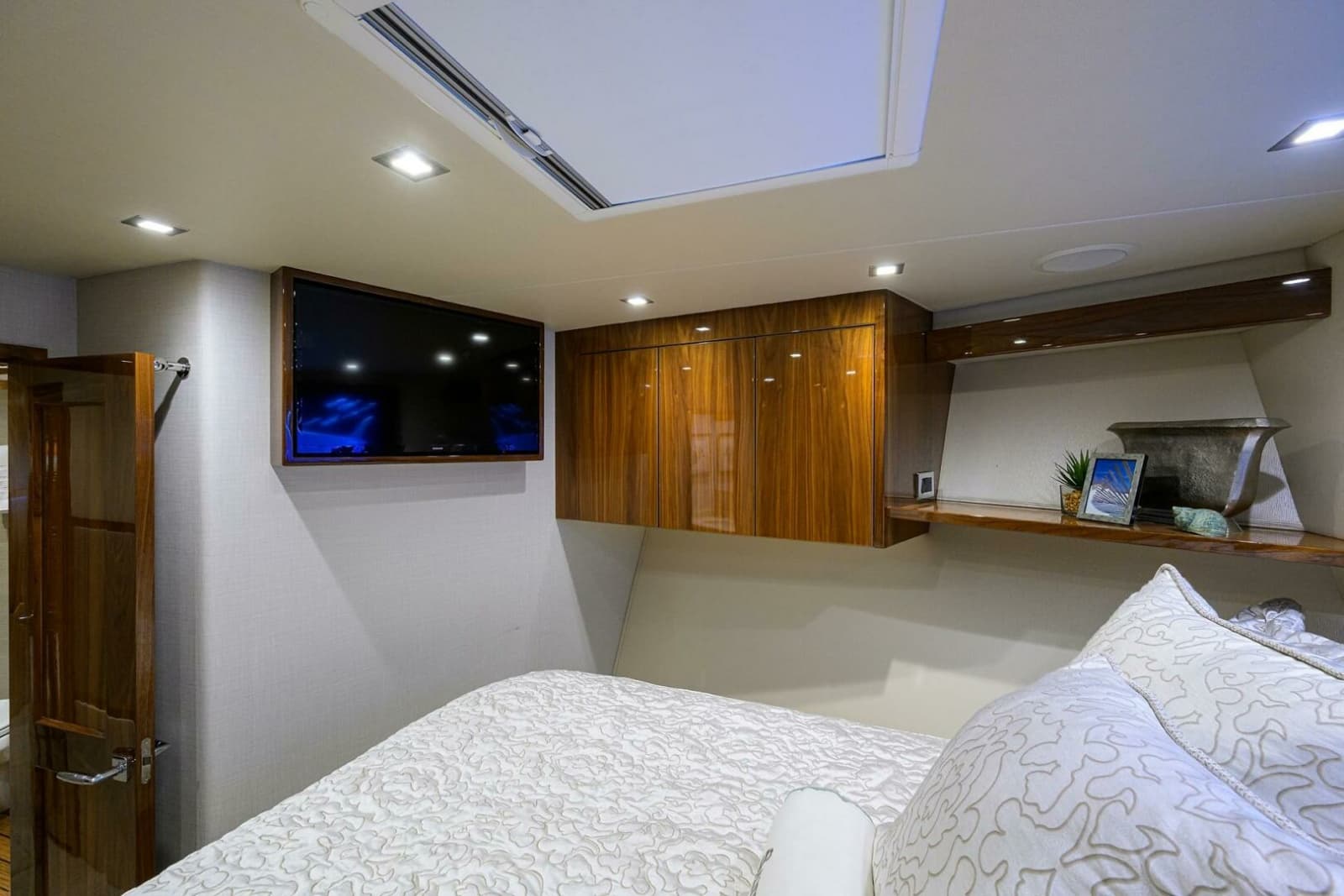 2021 Viking 72 Convertible - Photo 17