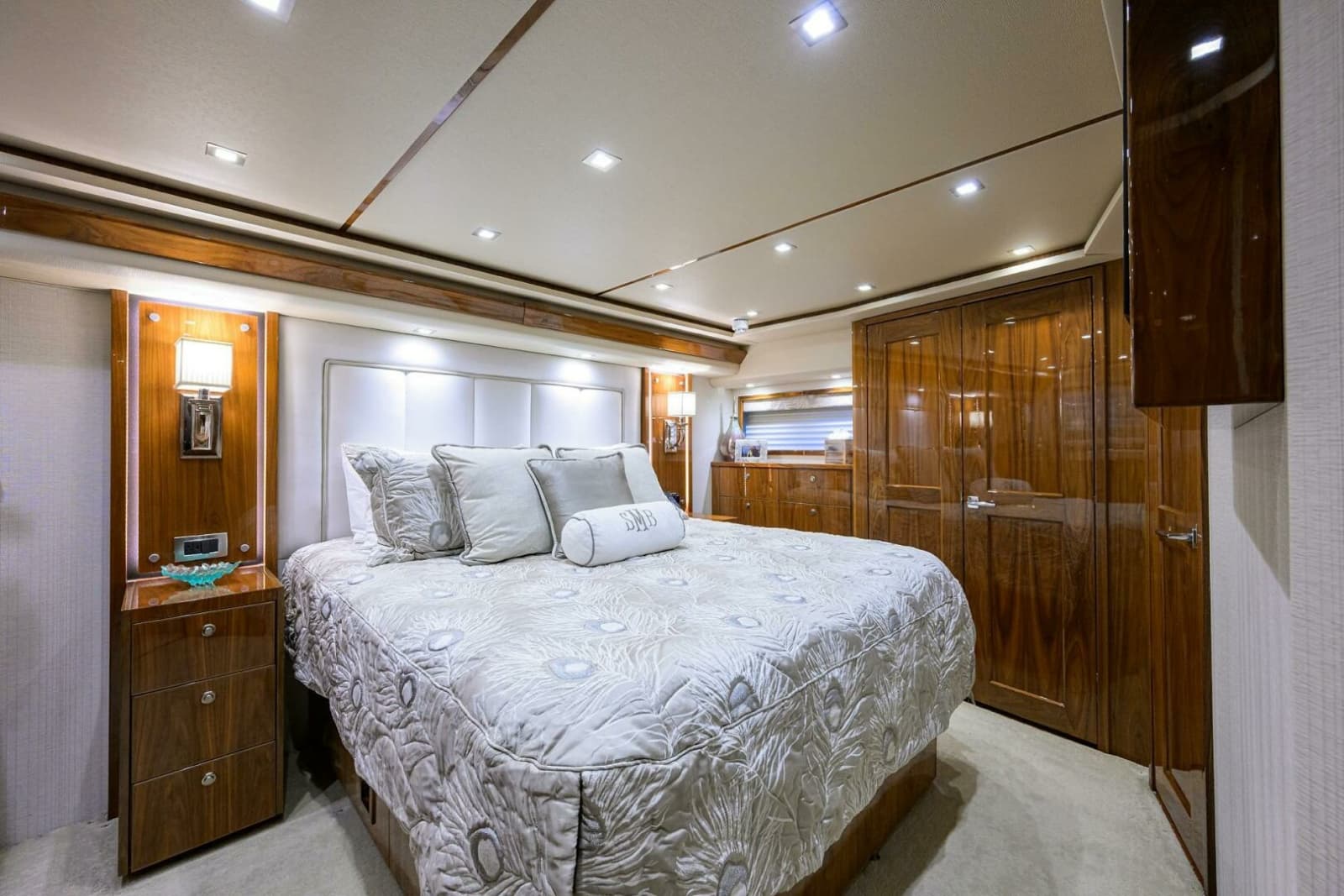 2021 Viking 72 Convertible - Photo 12