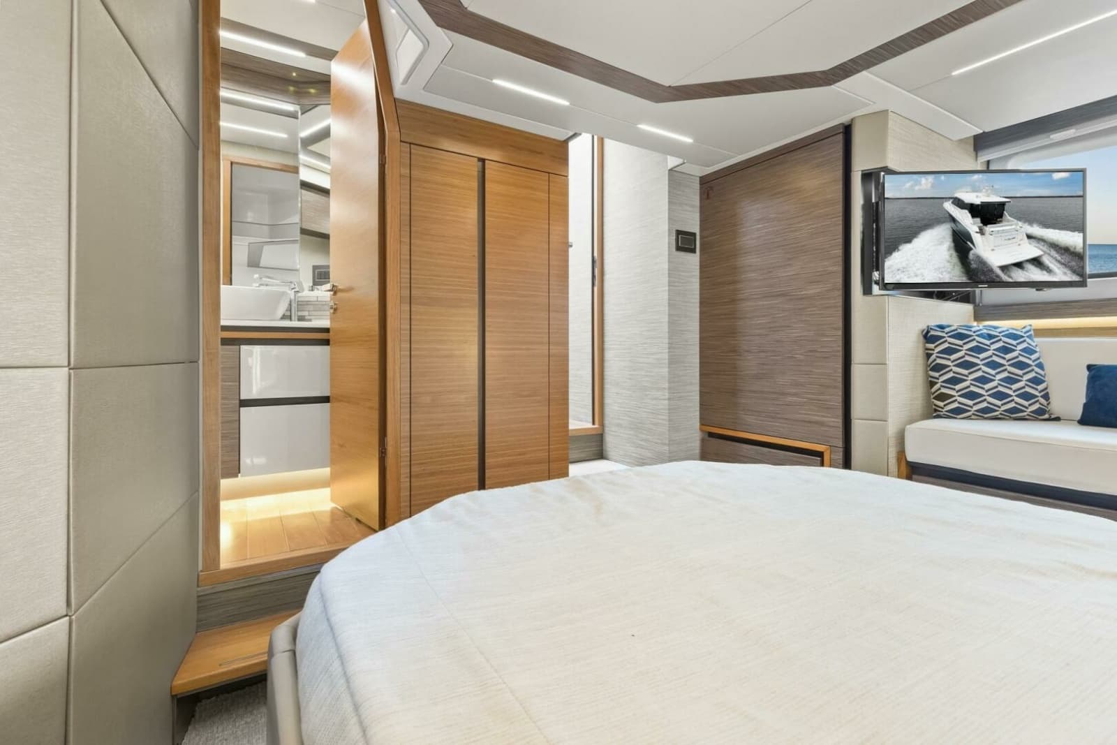 2019 Tiara Yachts C49 Coupe - Photo 39