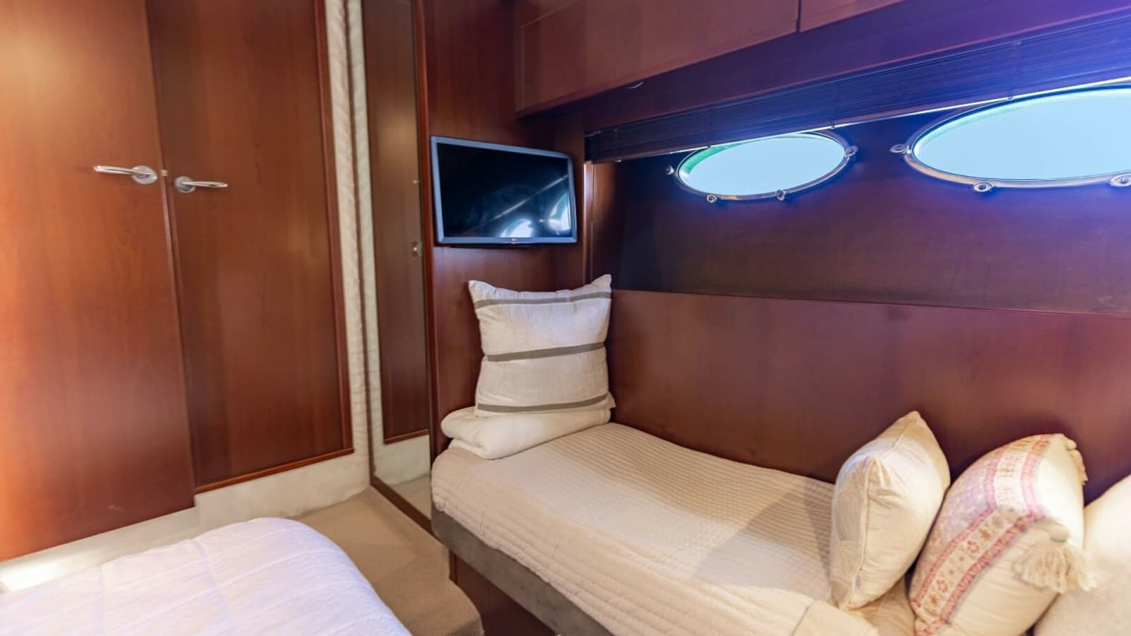 2011 Princess 64 - Photo 23